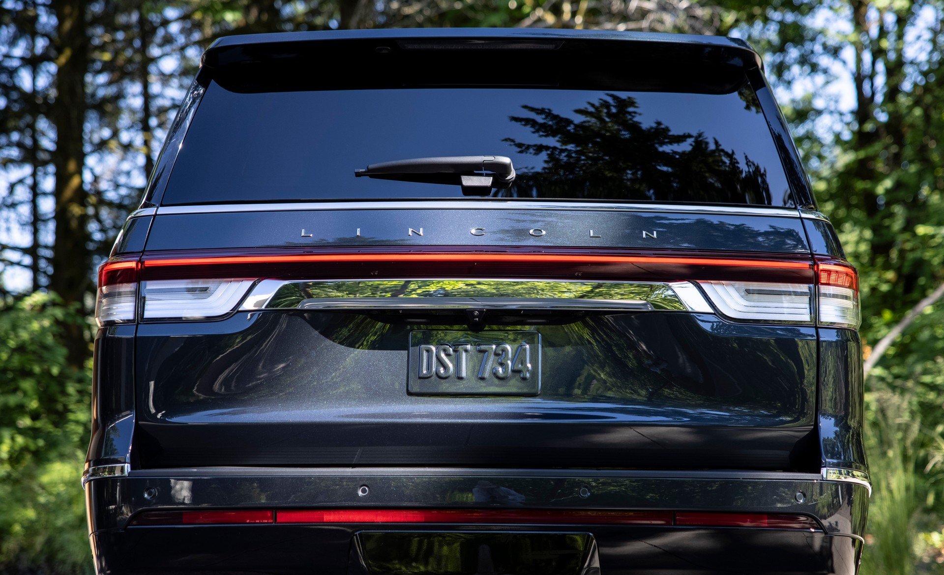 Download 2022 Lincoln Navigator Reserve - Rear HD Wallpaper 1920x1170 #14