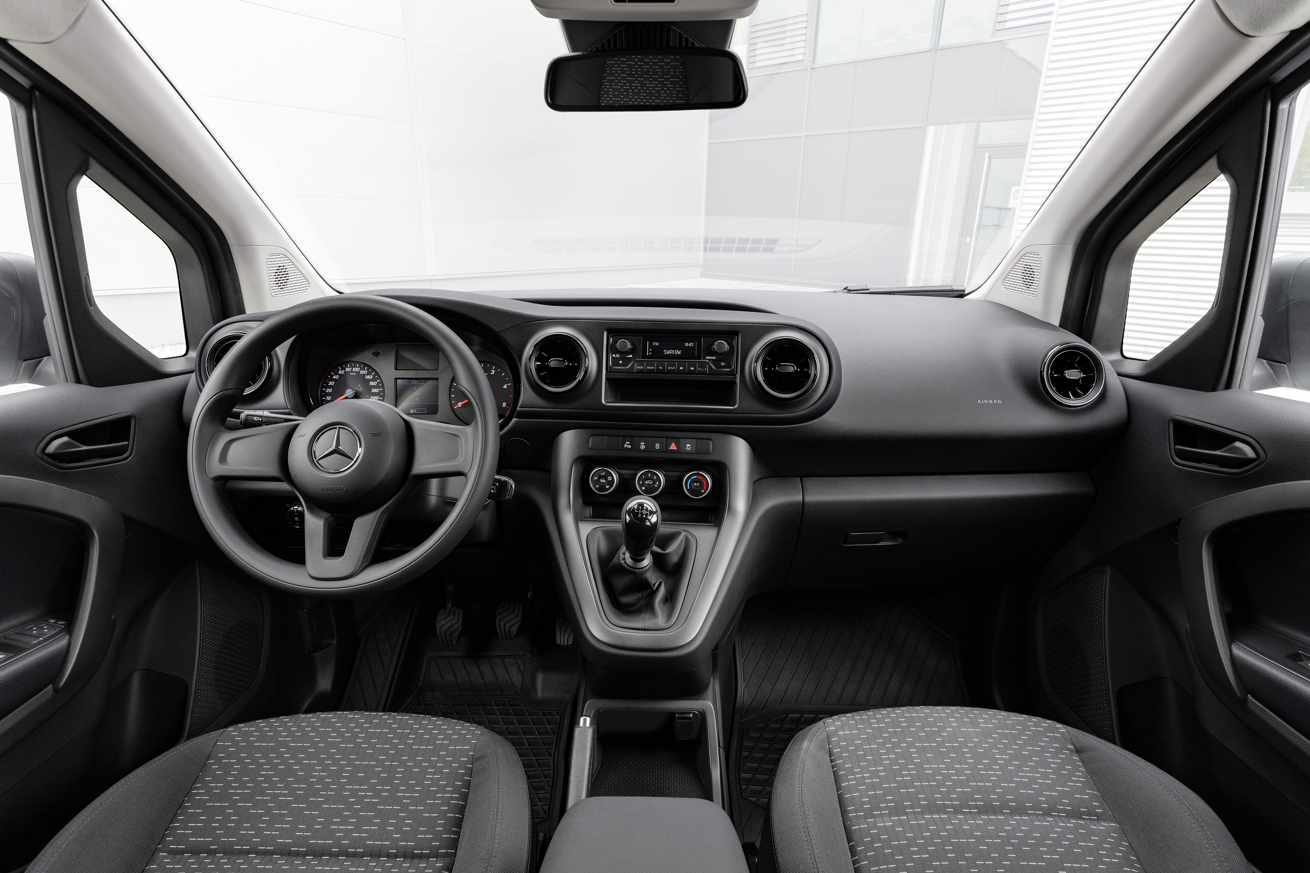 Download 2022 Mercedes-Benz Citan - Interior, Cockpit HD Wallpaper 2560x1706 #48