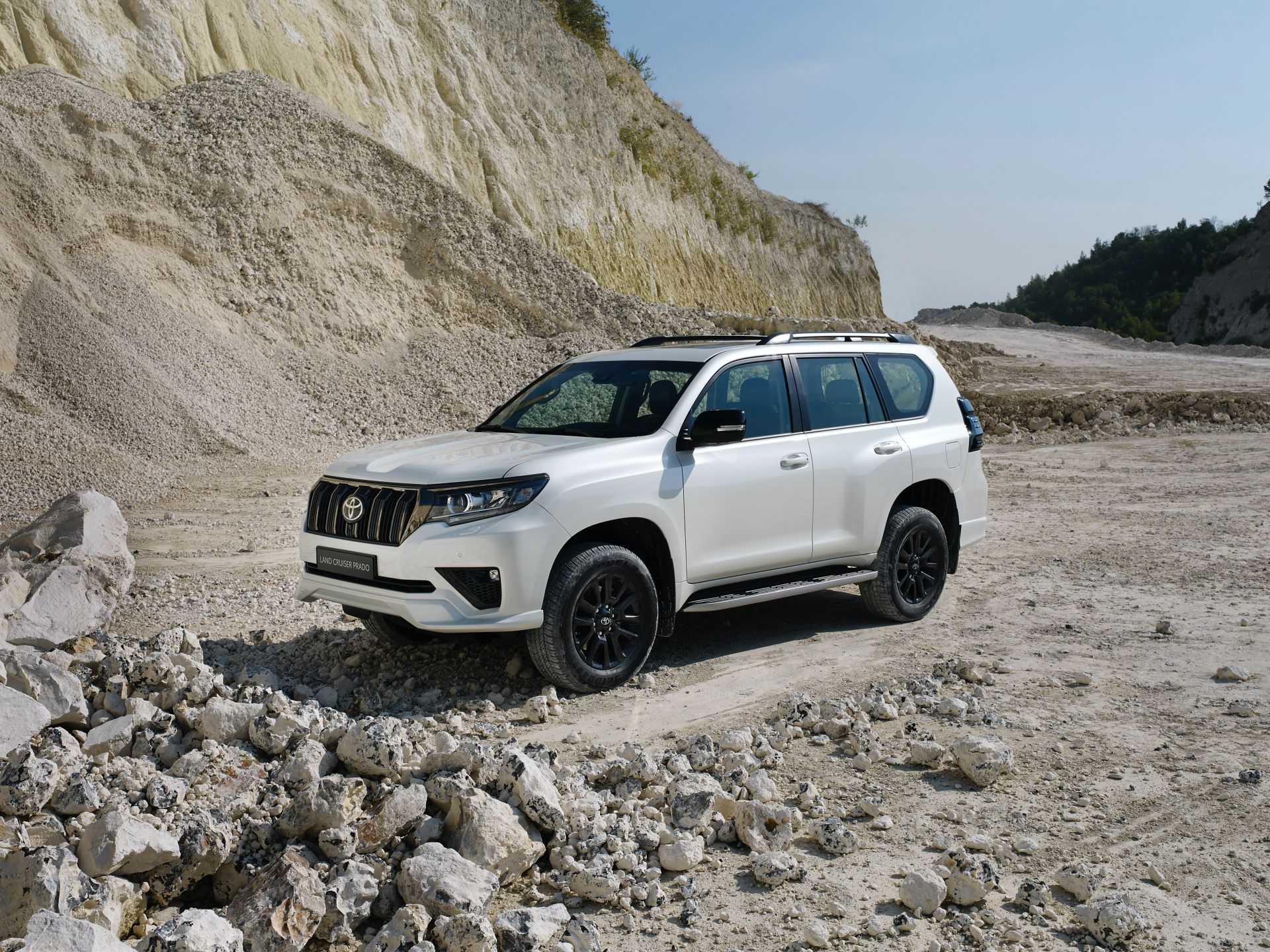 Download 2021 Toyota Land Cruiser Prado - Front Three-Quarter HD Wallpaper 1920x1440 #8