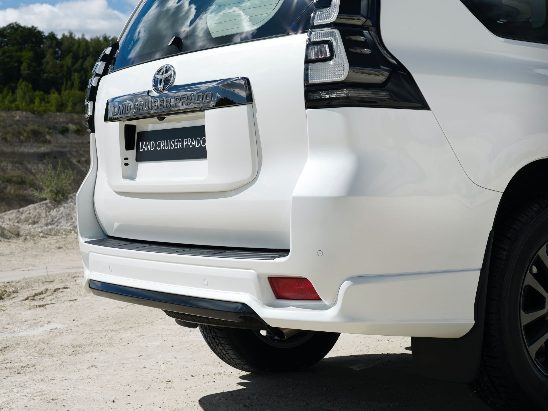 Download 2021 Toyota Land Cruiser Prado - Tail Light HD Wallpaper 1920x1440 #69