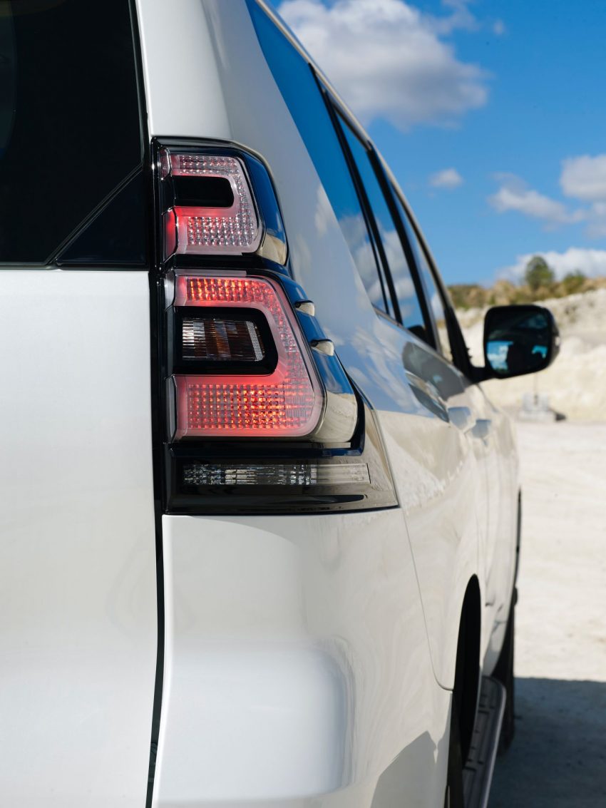 2021 Toyota Land Cruiser Prado - Tail Light Phone Wallpaper 850x1133 #71