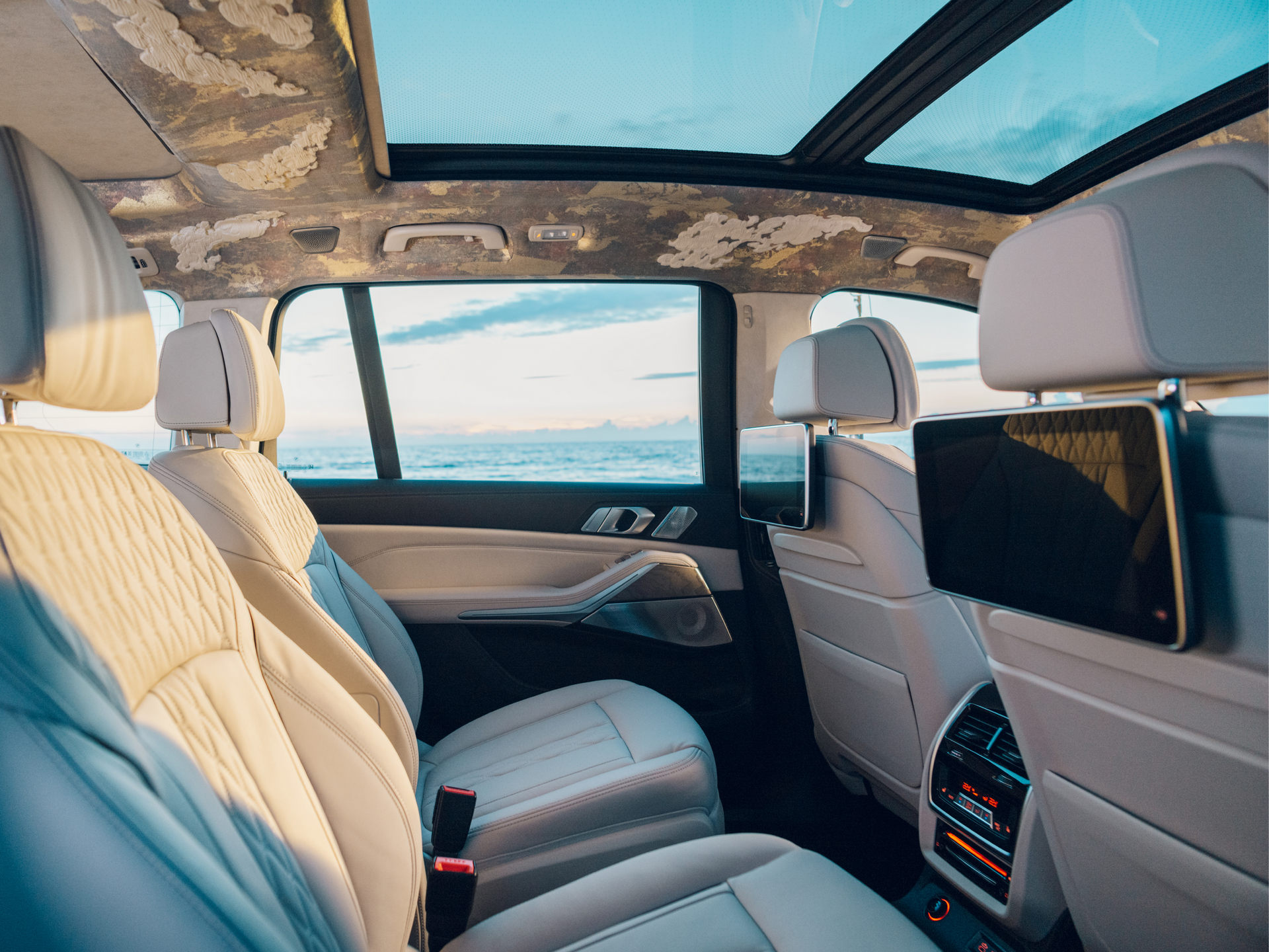 Download 2022 BMW X7 Nishijin Edition - Interior, Rear Seats HD Wallpaper 1920x1440 #17