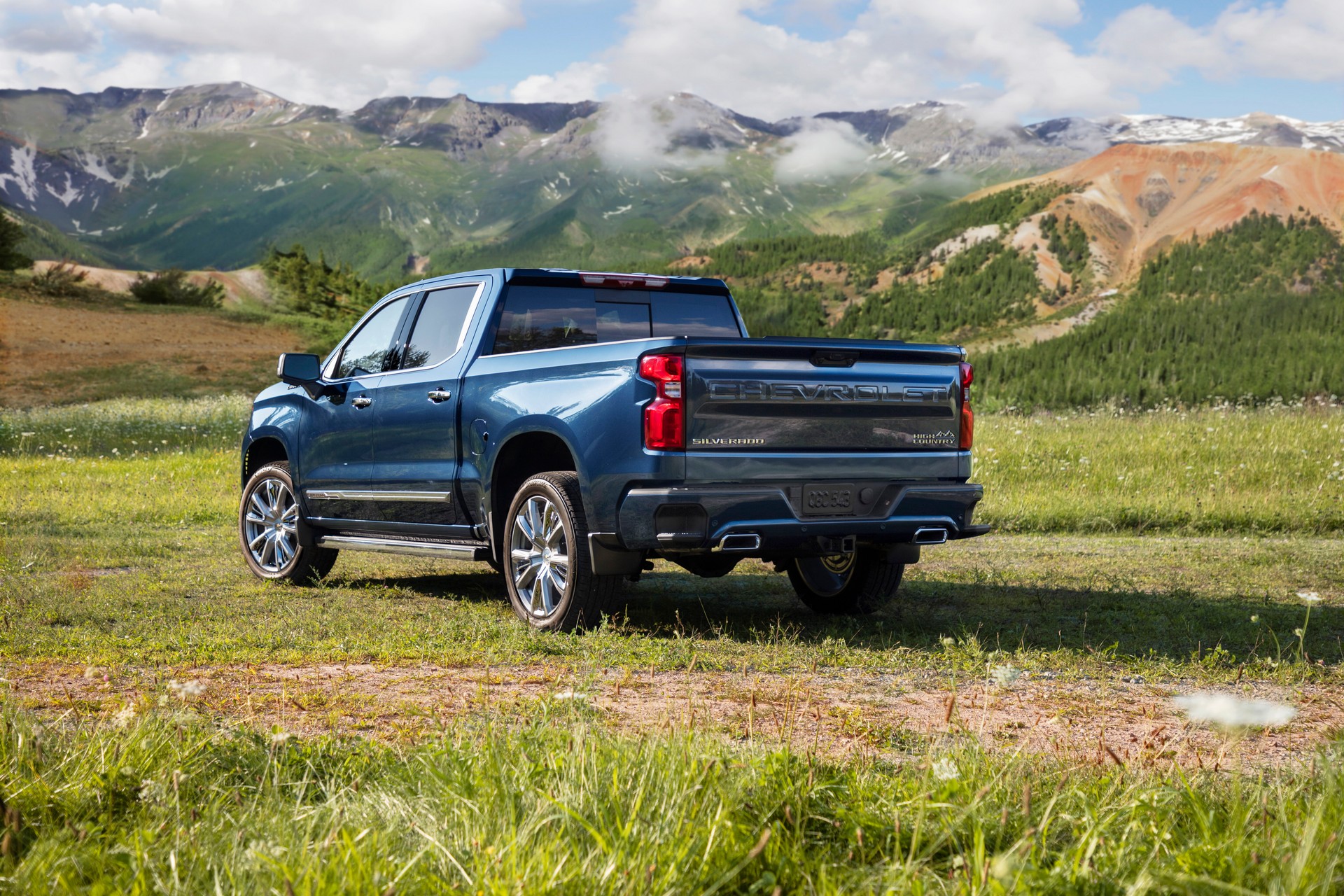 Download 2022 Chevrolet Silverado High Country - Rear Three-Quarter HD Wallpaper 1920x1280 #2