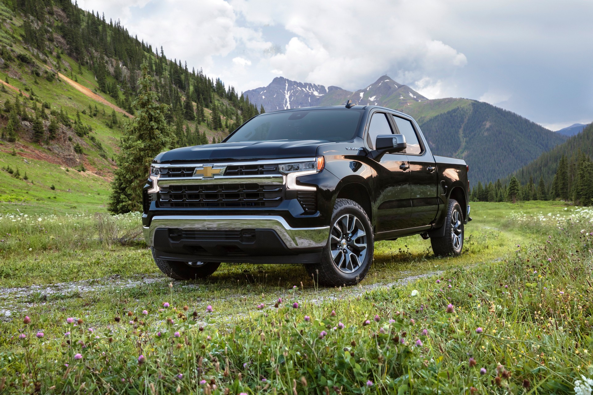 Download 2022 Chevrolet Silverado LT - Front Three-Quarter HD Wallpaper 1920x1280 #1