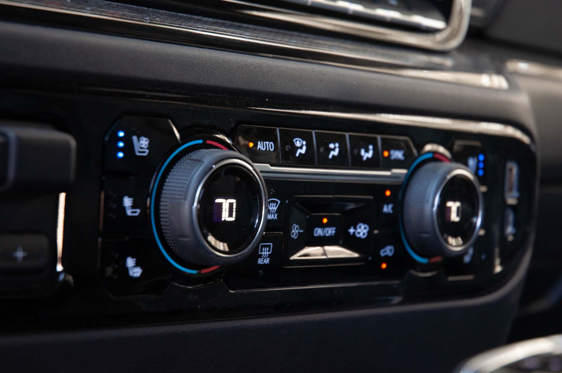 Download 2022 Chevrolet Silverado ZR2 - Central Console HD Wallpaper 1920x1275 #84