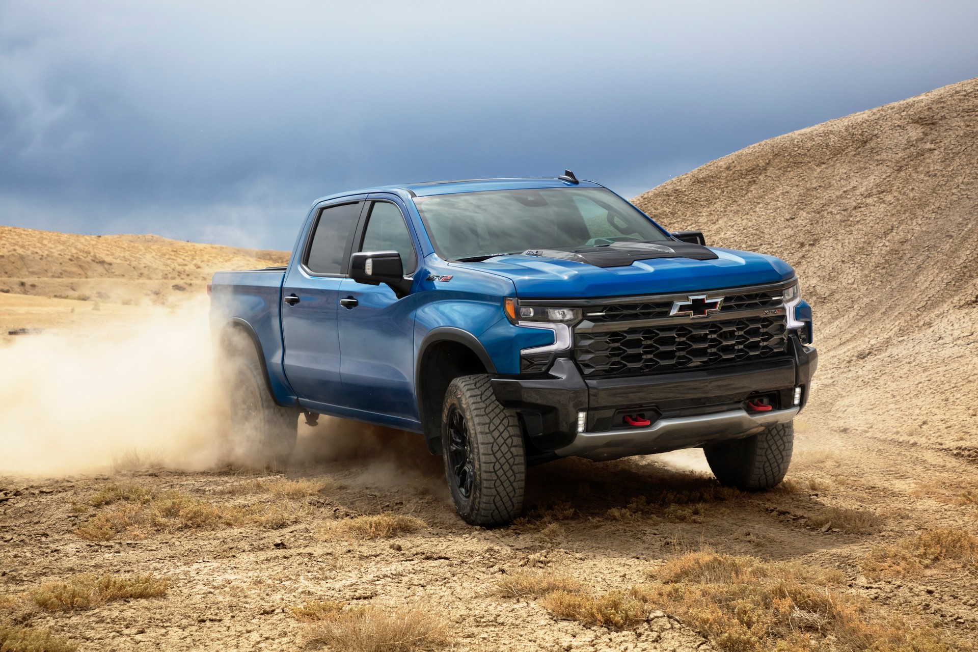 Download 2022 Chevrolet Silverado ZR2 - Front Three-Quarter HD Wallpaper 1920x1280 #1