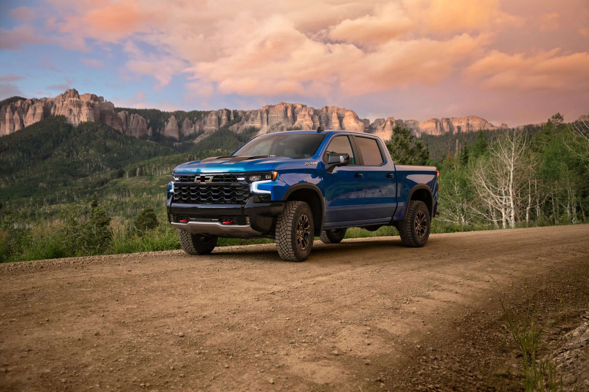 Download 2022 Chevrolet Silverado ZR2 - Front Three-Quarter HD Wallpaper 1920x1280 #5