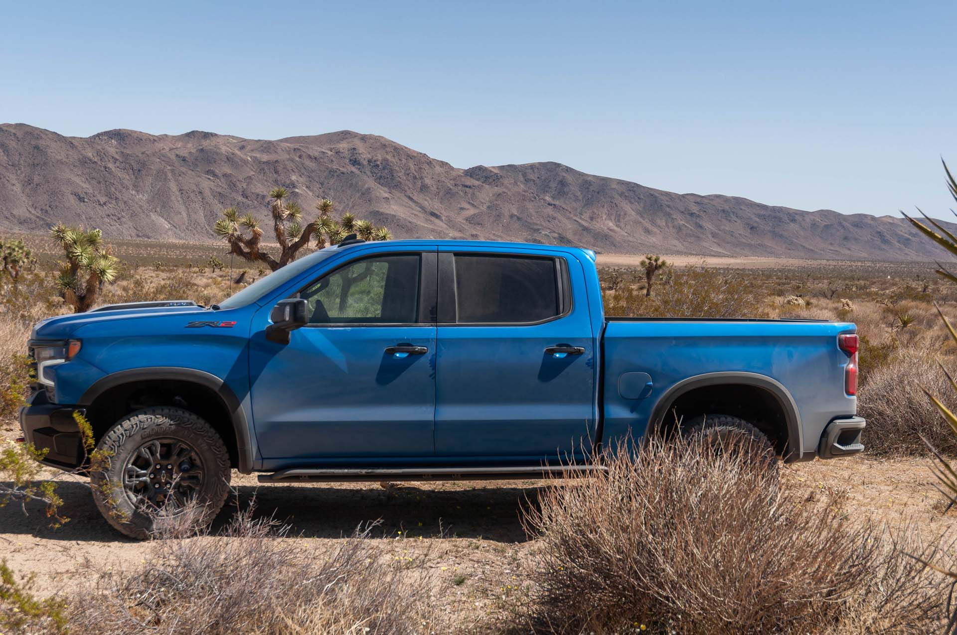 Download 2022 Chevrolet Silverado ZR2 - Side HD Wallpaper 1920x1275 #35