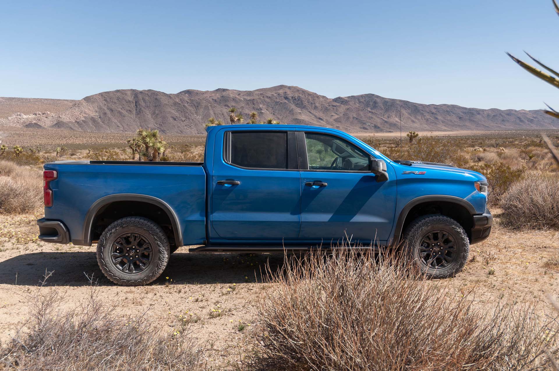 Download 2022 Chevrolet Silverado ZR2 - Side HD Wallpaper 1920x1275 #36