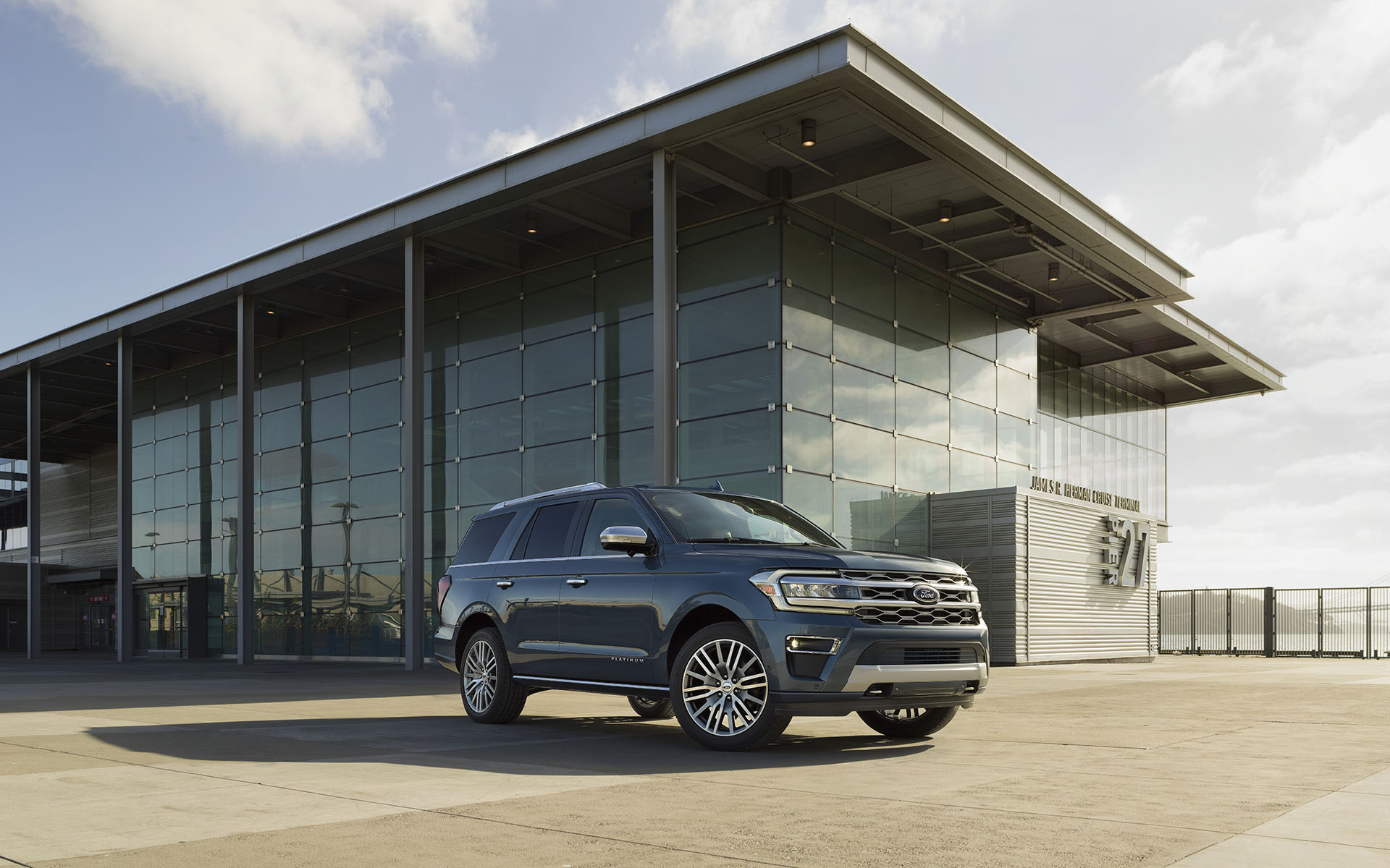 Download 2022 Ford Expedition Platinum - Front Three-Quarter HD Wallpaper 1920x1200 #4