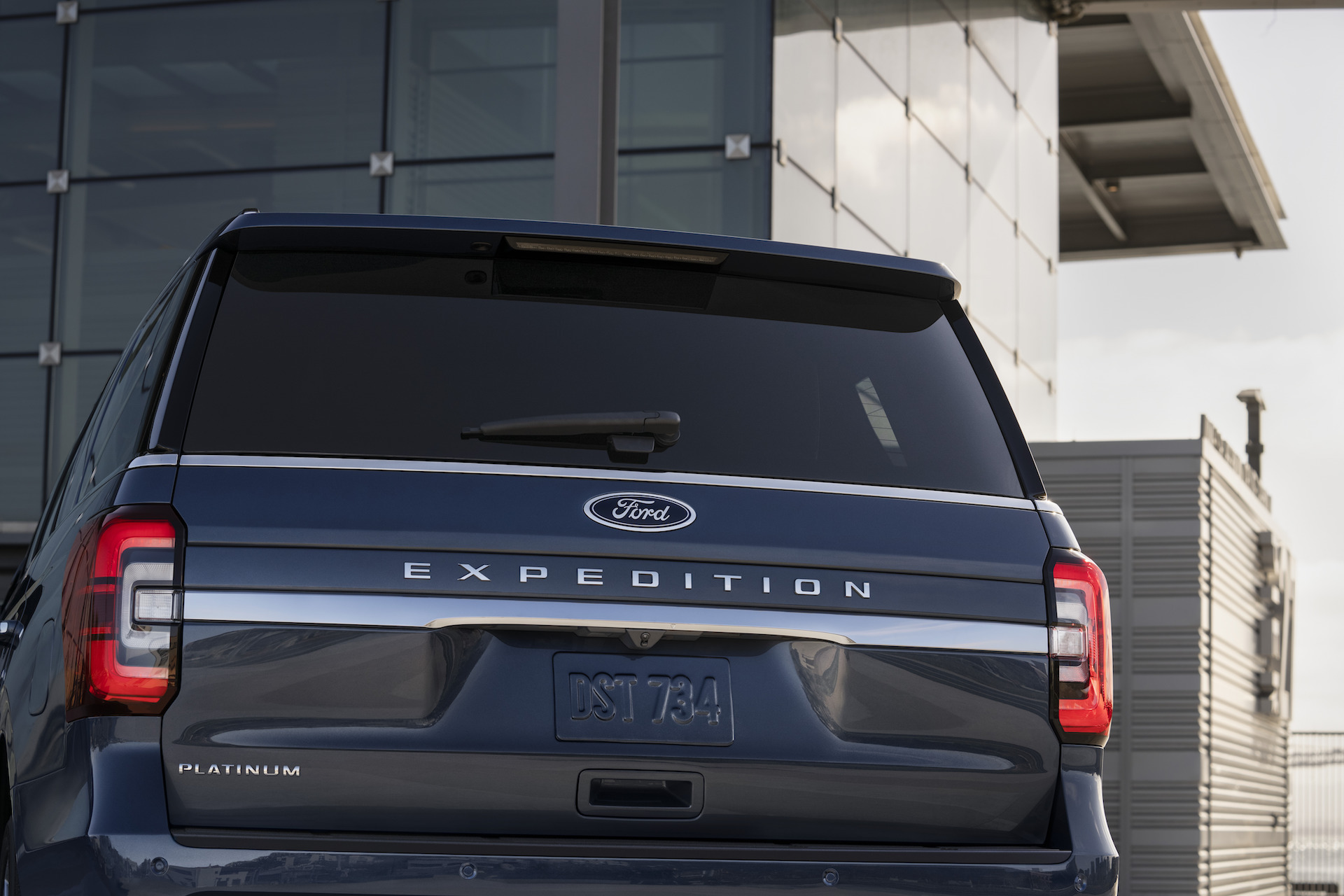 Download 2022 Ford Expedition Platinum - Rear HD Wallpaper 1920x1280 #12