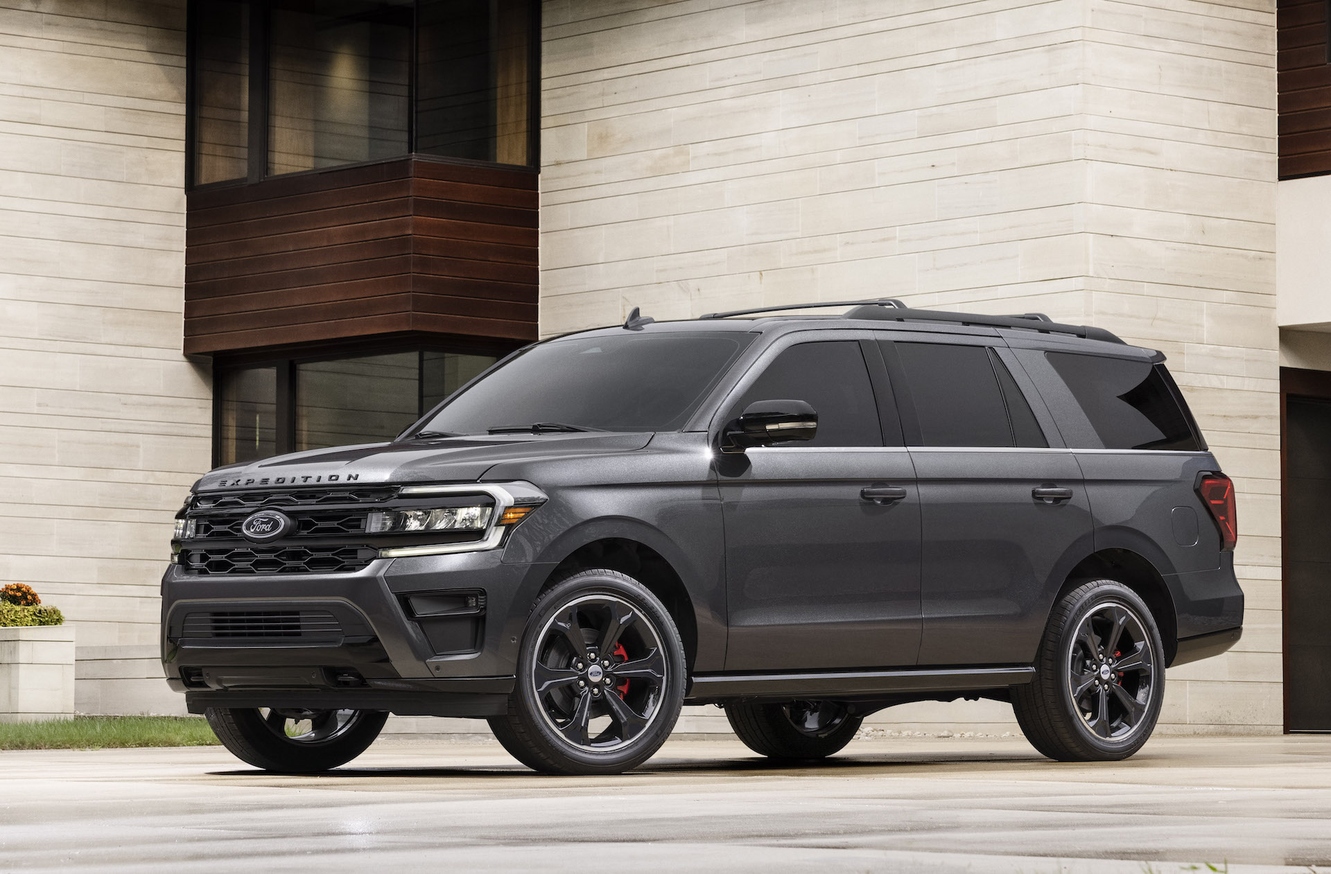 Download 2022 Ford Expedition Stealth Edition Performance Package - Front Three-Quarter HD Wallpaper 1920x1261 #3