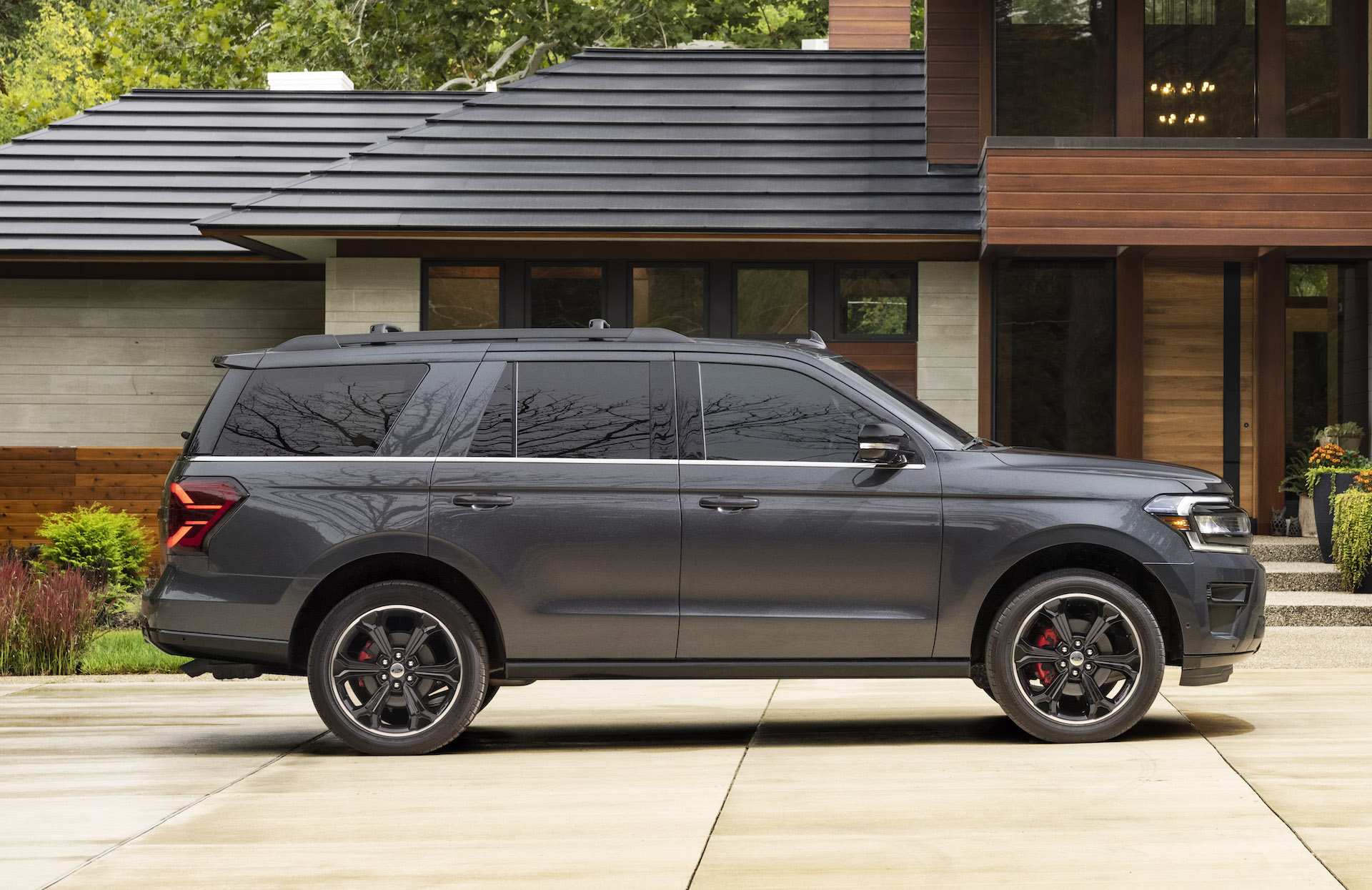 Download 2022 Ford Expedition Stealth Edition Performance Package - Side HD Wallpaper 1920x1245 #6