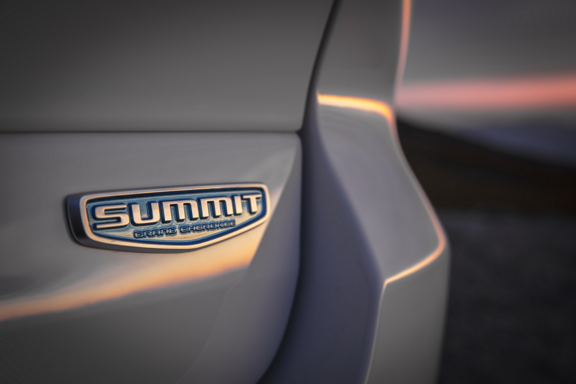 Download 2022 Jeep Grand Cherokee Summit 4xe - Badge HD Wallpaper 1921x1281 #64