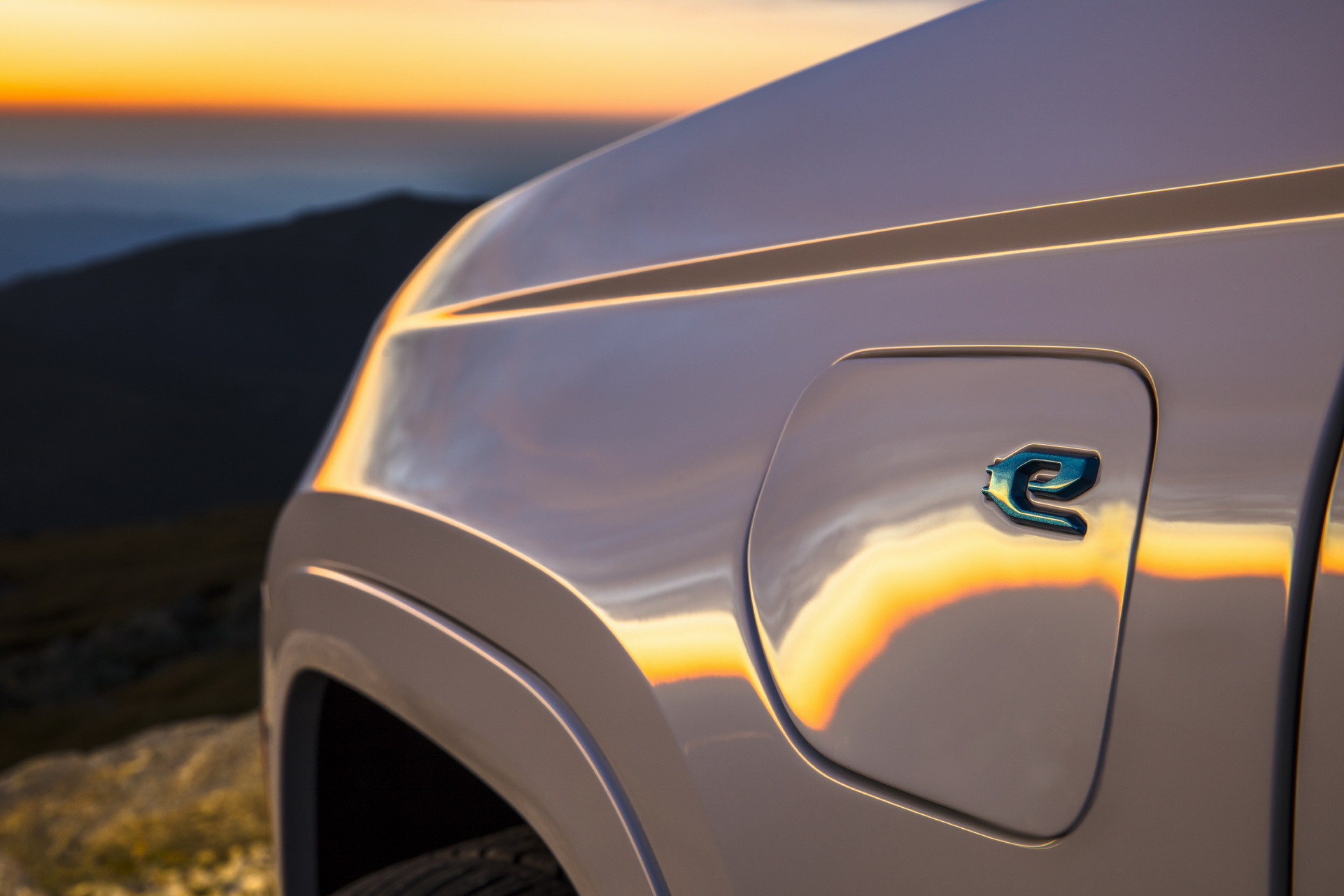 Download 2022 Jeep Grand Cherokee Summit 4xe - Charging Connector HD Wallpaper 1921x1281 #59