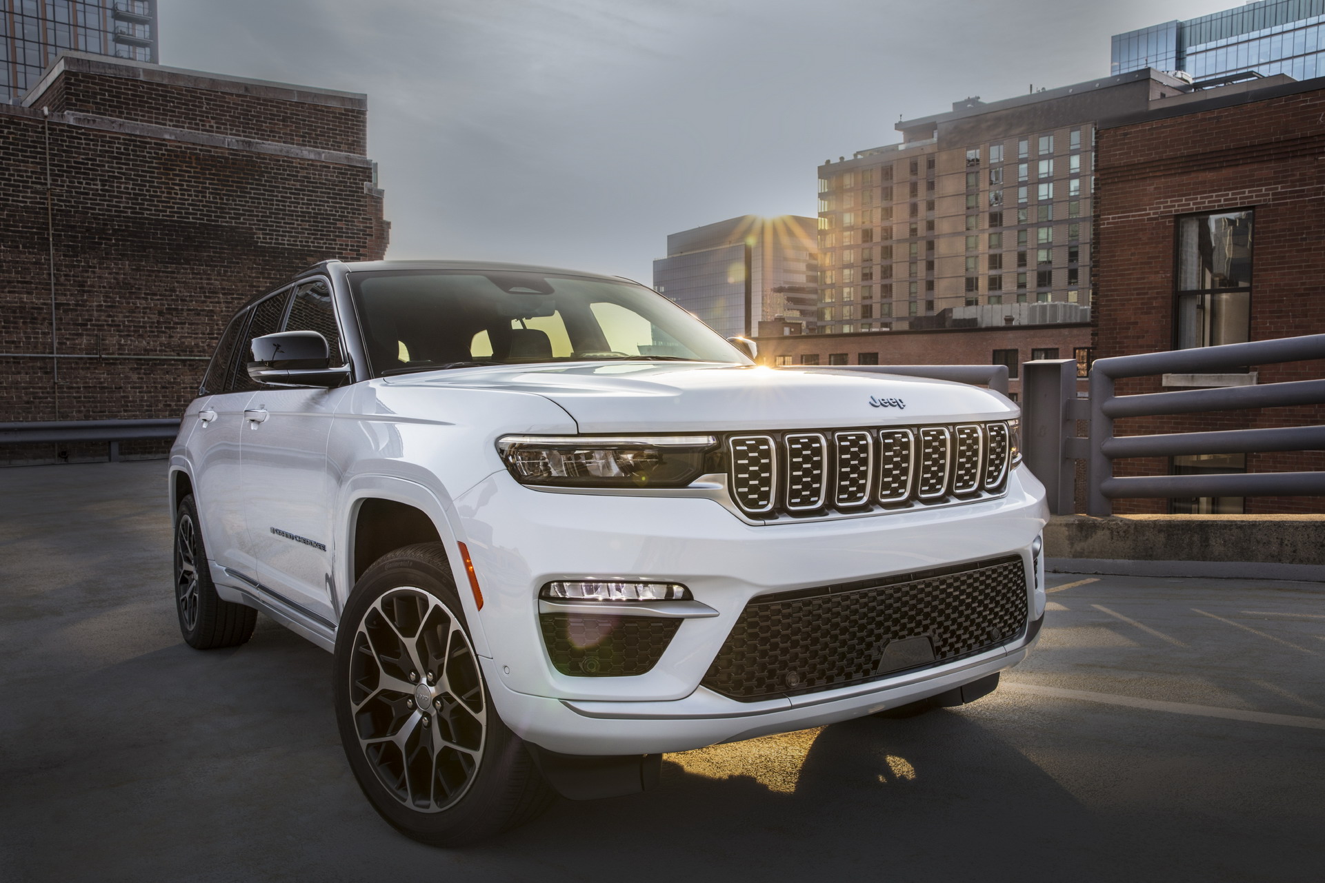Download 2022 Jeep Grand Cherokee Summit 4xe - Front HD Wallpaper 1921x1281 #55