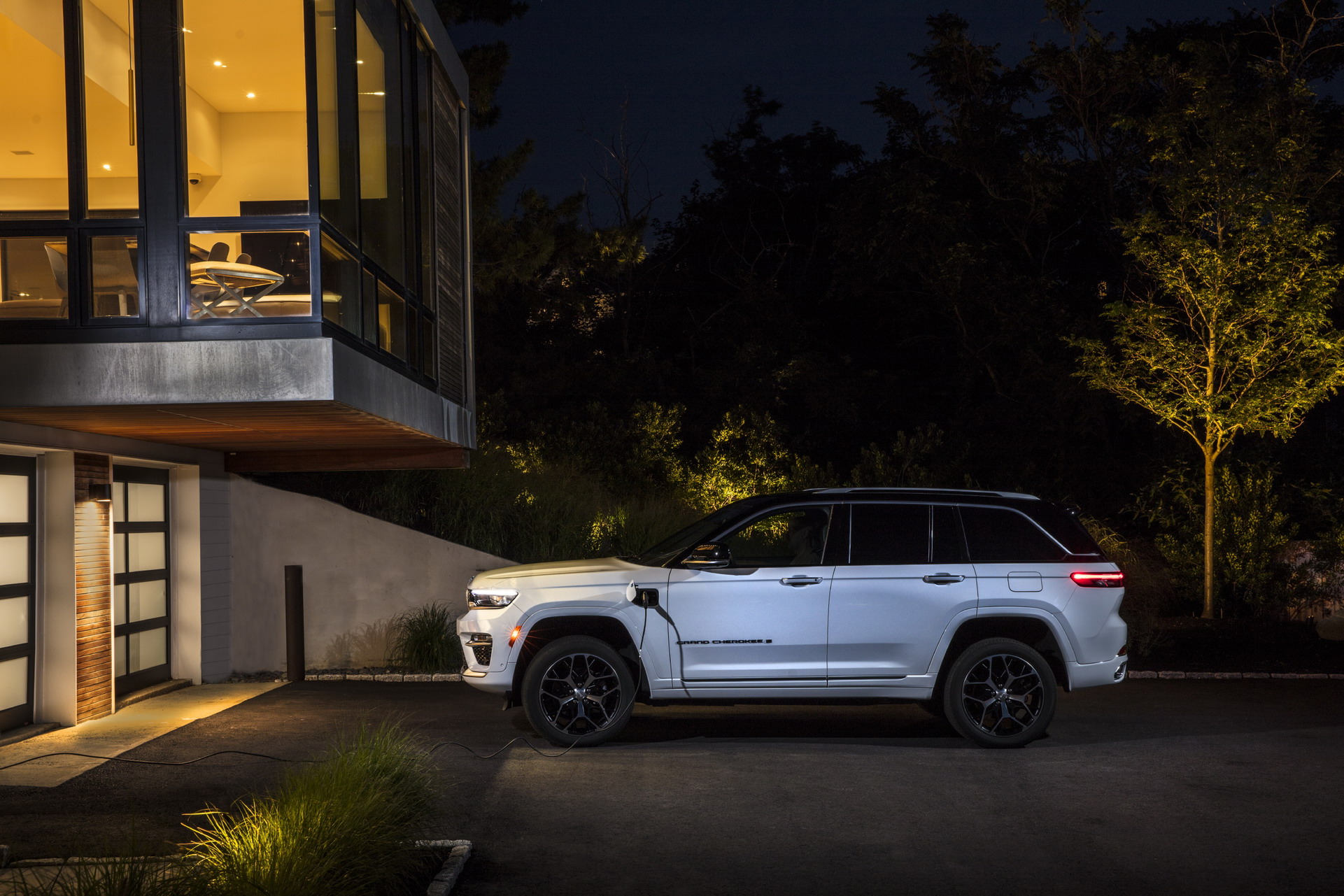 Download 2022 Jeep Grand Cherokee Summit 4xe - Side HD Wallpaper 1921x1281 #57