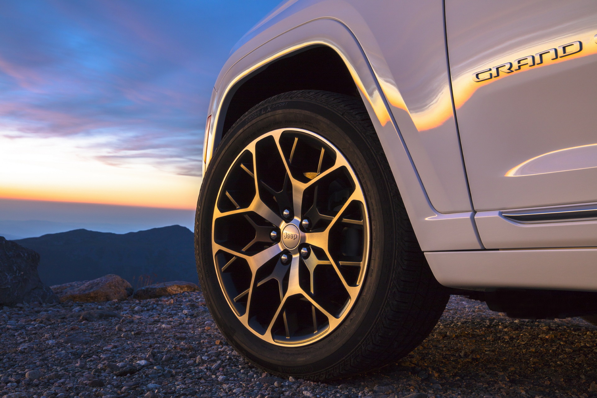 Download 2022 Jeep Grand Cherokee Summit 4xe - Wheel HD Wallpaper 1921x1281 #60