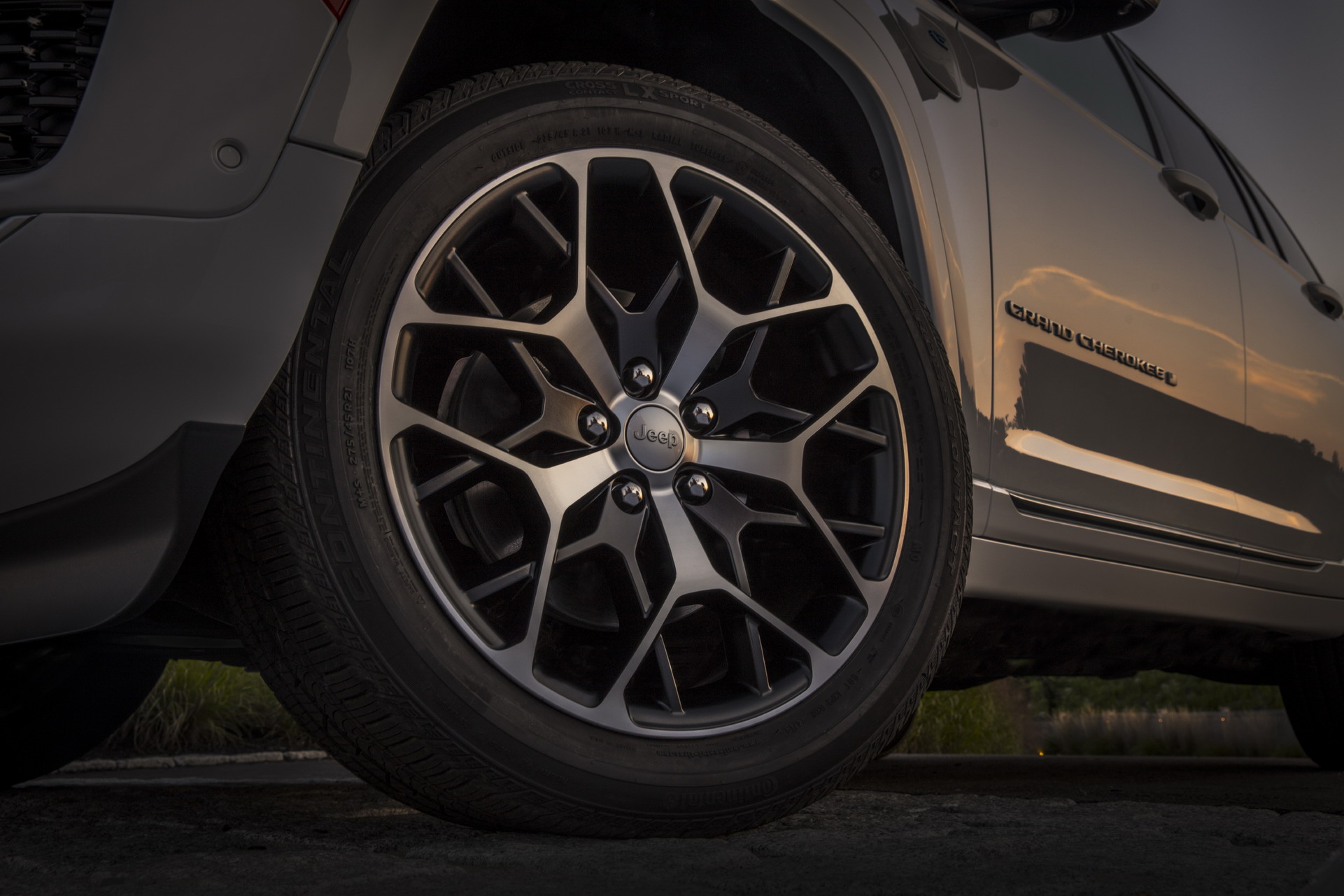 Download 2022 Jeep Grand Cherokee Summit 4xe - Wheel HD Wallpaper 1921x1281 #61