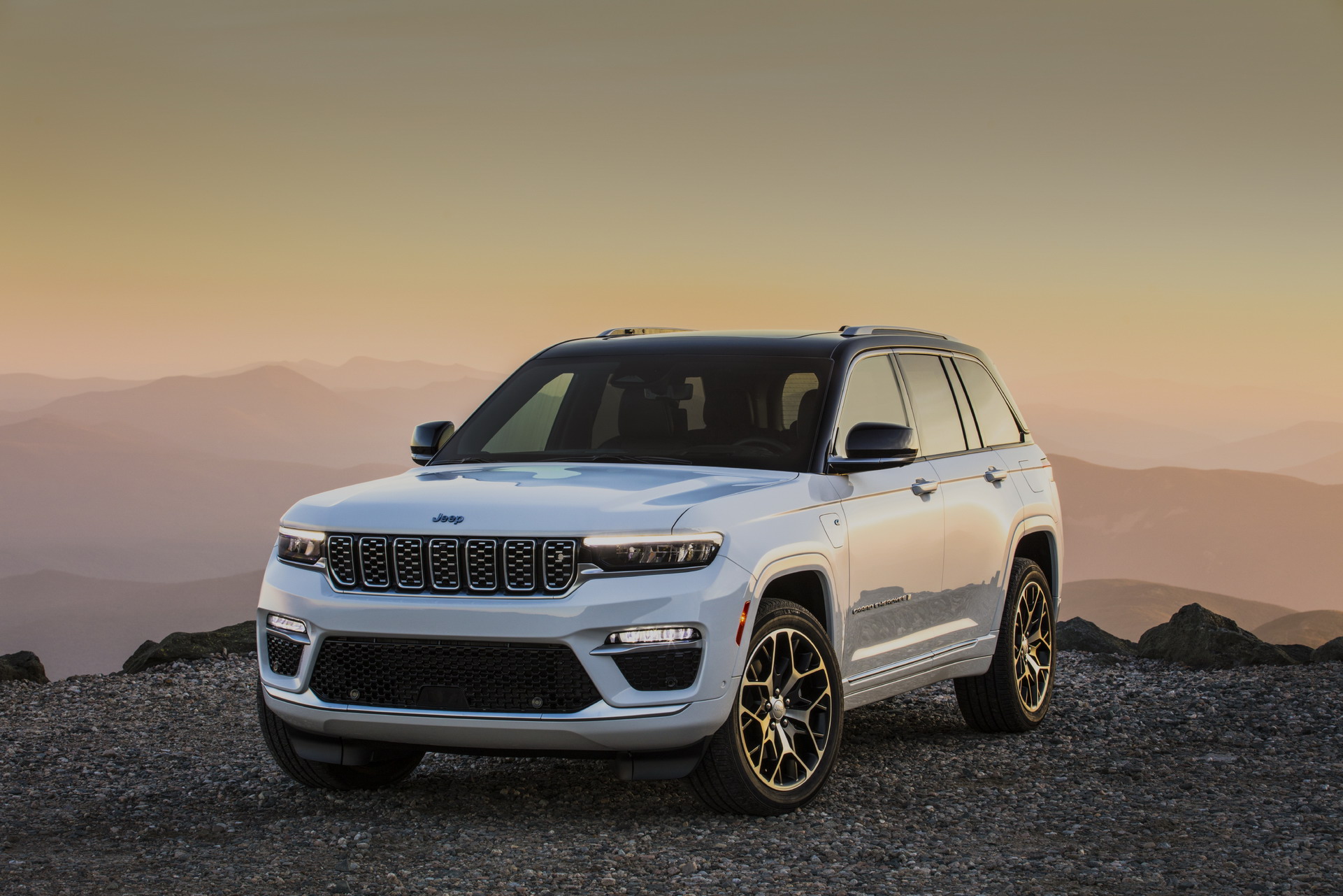Download 2022 Jeep Grand Cherokee Summit Reserve - Front Three-Quarter HD Wallpaper 1921x1281 #1
