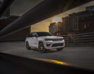 2022 Jeep Grand Cherokee Summit Reserve - Front Three-Quarter Wallpaper 190x150