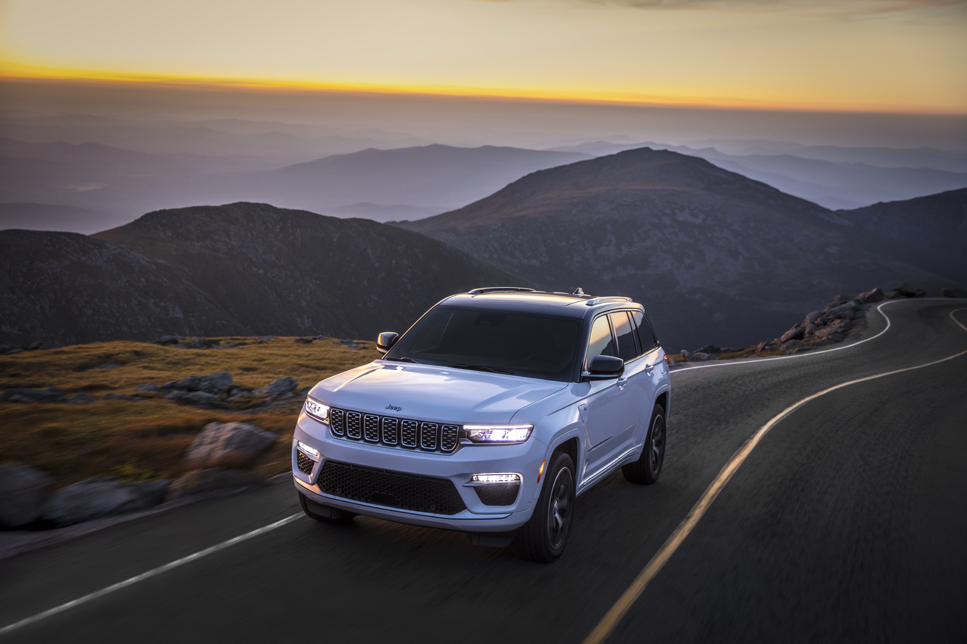 Download 2022 Jeep Grand Cherokee Summit Reserve - Front Three-Quarter HD Wallpaper 1921x1281 #5