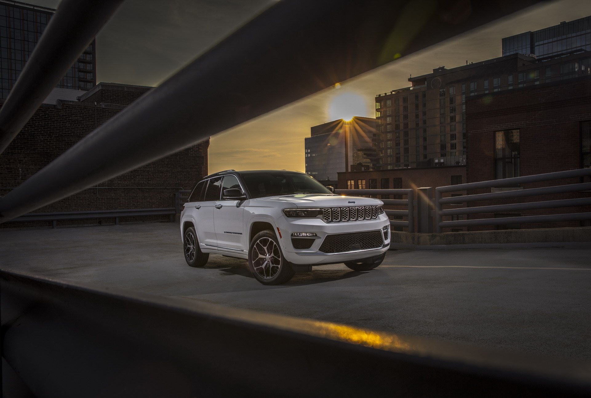 Download 2022 Jeep Grand Cherokee Summit Reserve - Front Three-Quarter HD Wallpaper 1921x1293 #13