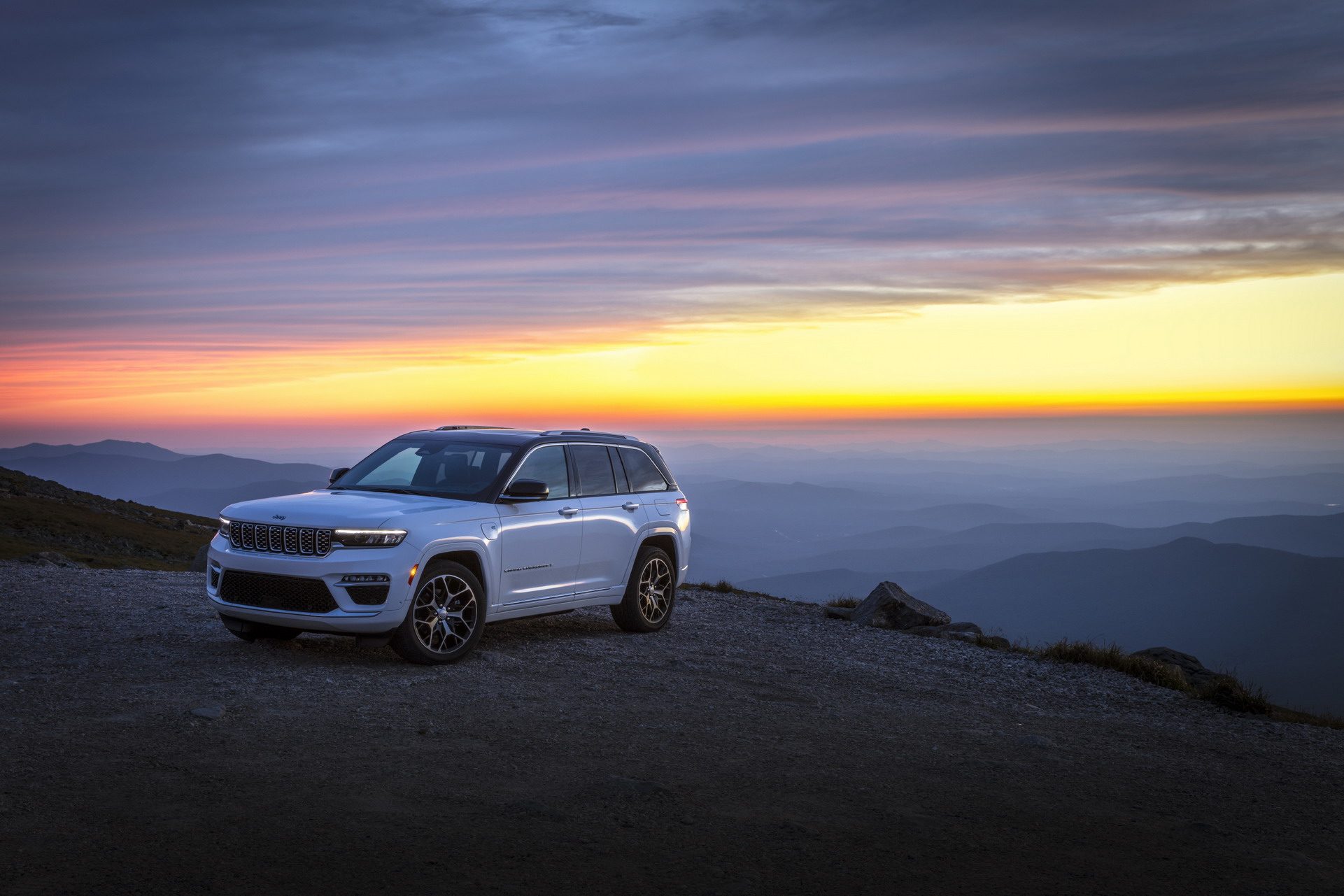 Download 2022 Jeep Grand Cherokee Summit Reserve - Front Three-Quarter HD Wallpaper 1921x1281 #8