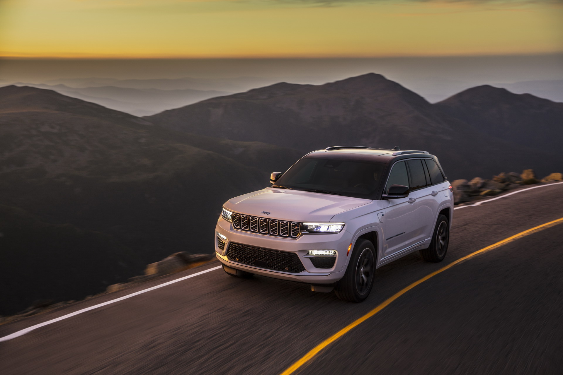 Download 2022 Jeep Grand Cherokee Summit Reserve - Front Three-Quarter HD Wallpaper 1921x1281 #4