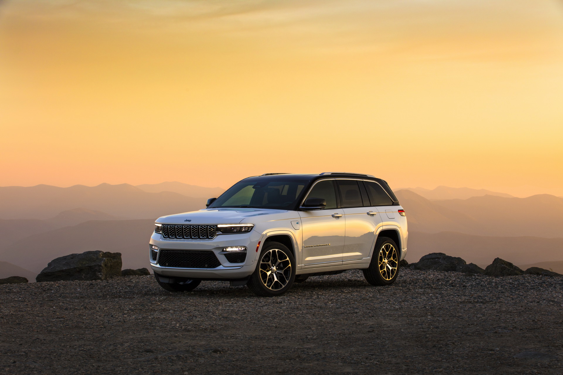 Download 2022 Jeep Grand Cherokee Summit Reserve - Front Three-Quarter HD Wallpaper 1921x1281 #9
