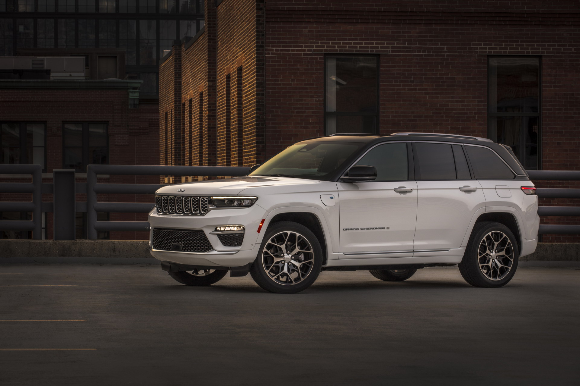 Download 2022 Jeep Grand Cherokee Summit Reserve - Front Three-Quarter HD Wallpaper 1921x1281 #15