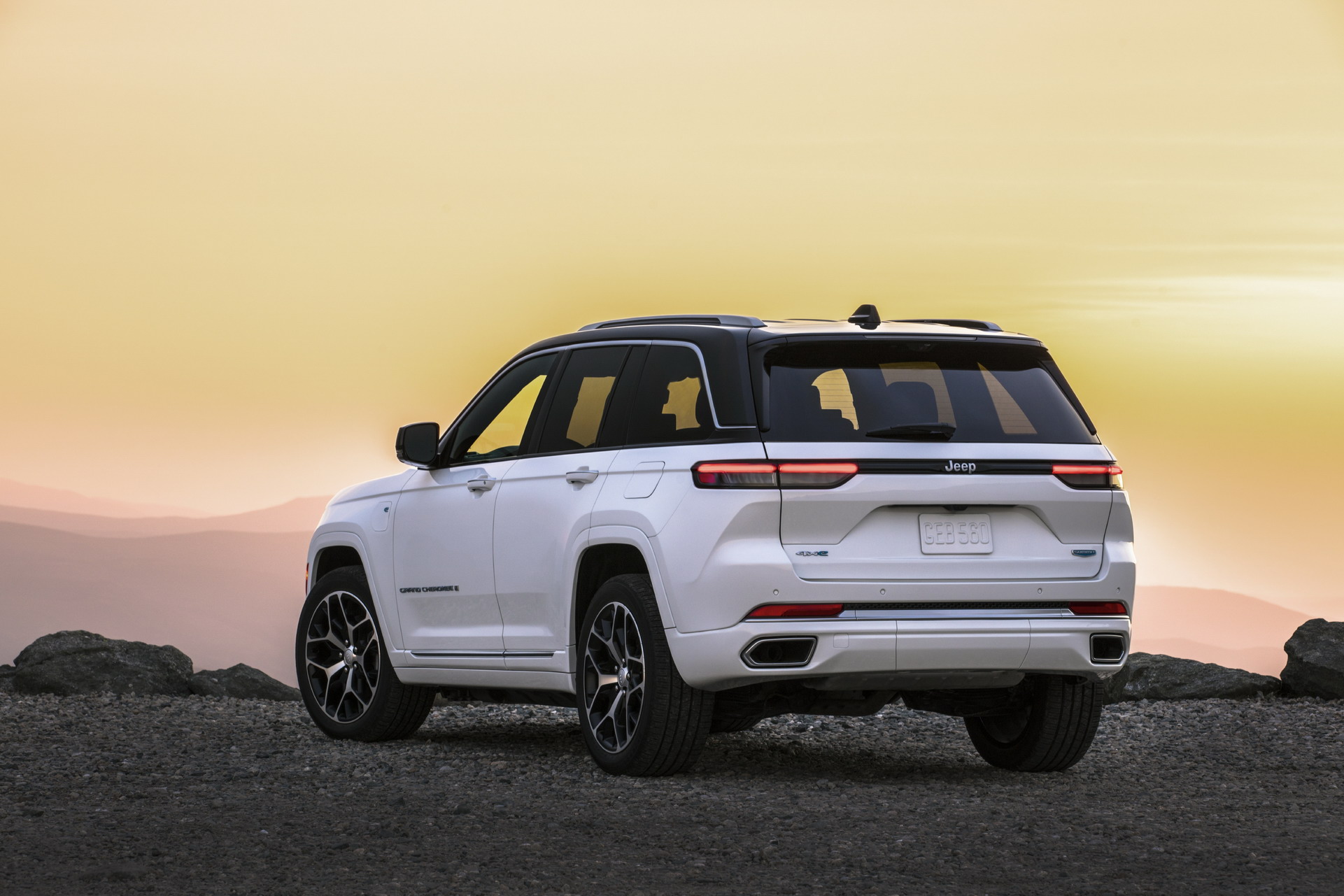 Download 2022 Jeep Grand Cherokee Summit Reserve - Rear Three-Quarter HD Wallpaper 1921x1281 #3