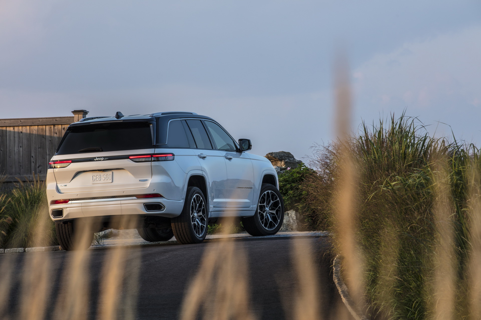 Download 2022 Jeep Grand Cherokee Summit Reserve - Rear Three-Quarter HD Wallpaper 1921x1281 #11