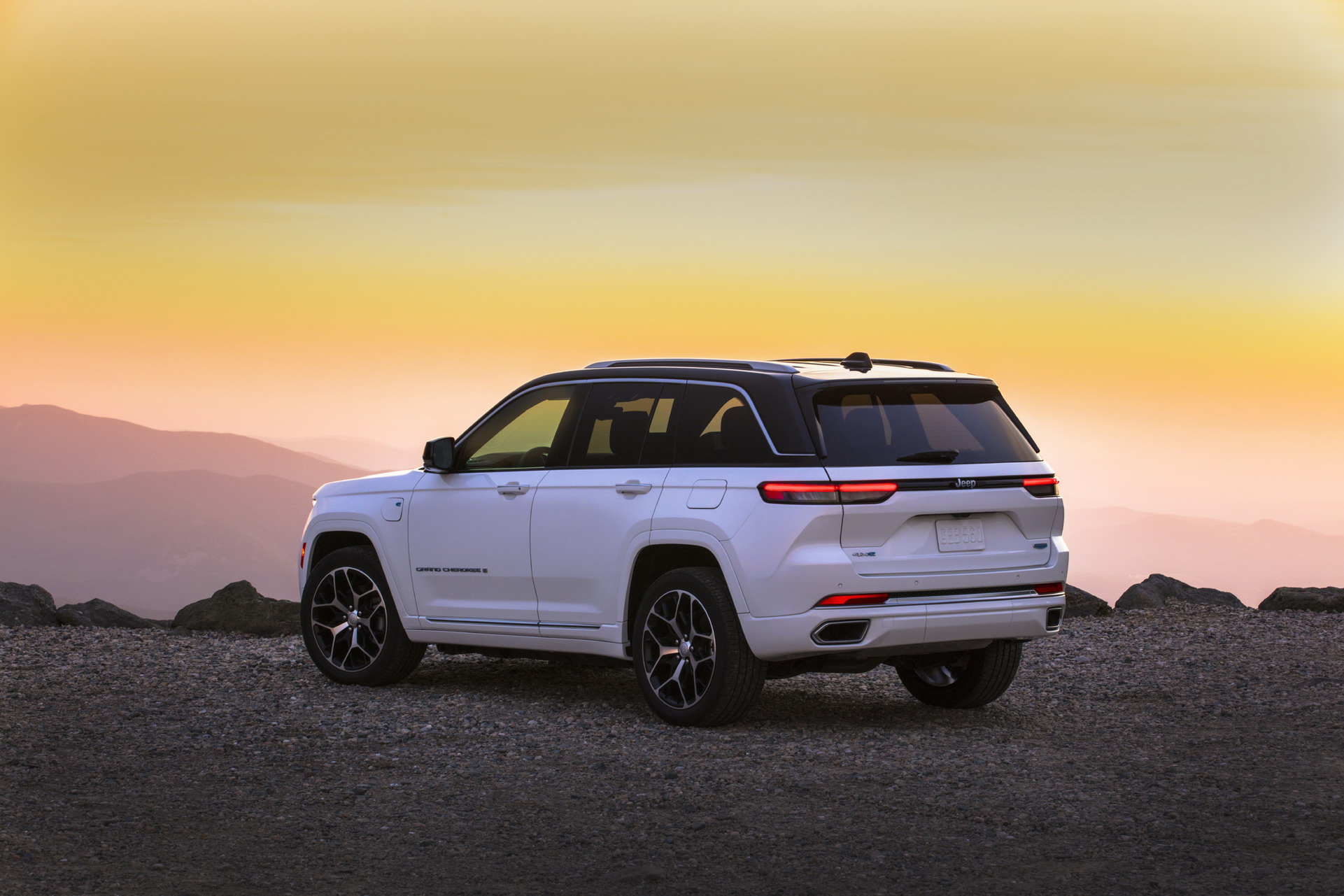 Download 2022 Jeep Grand Cherokee Summit Reserve - Rear Three-Quarter HD Wallpaper 1921x1281 #12