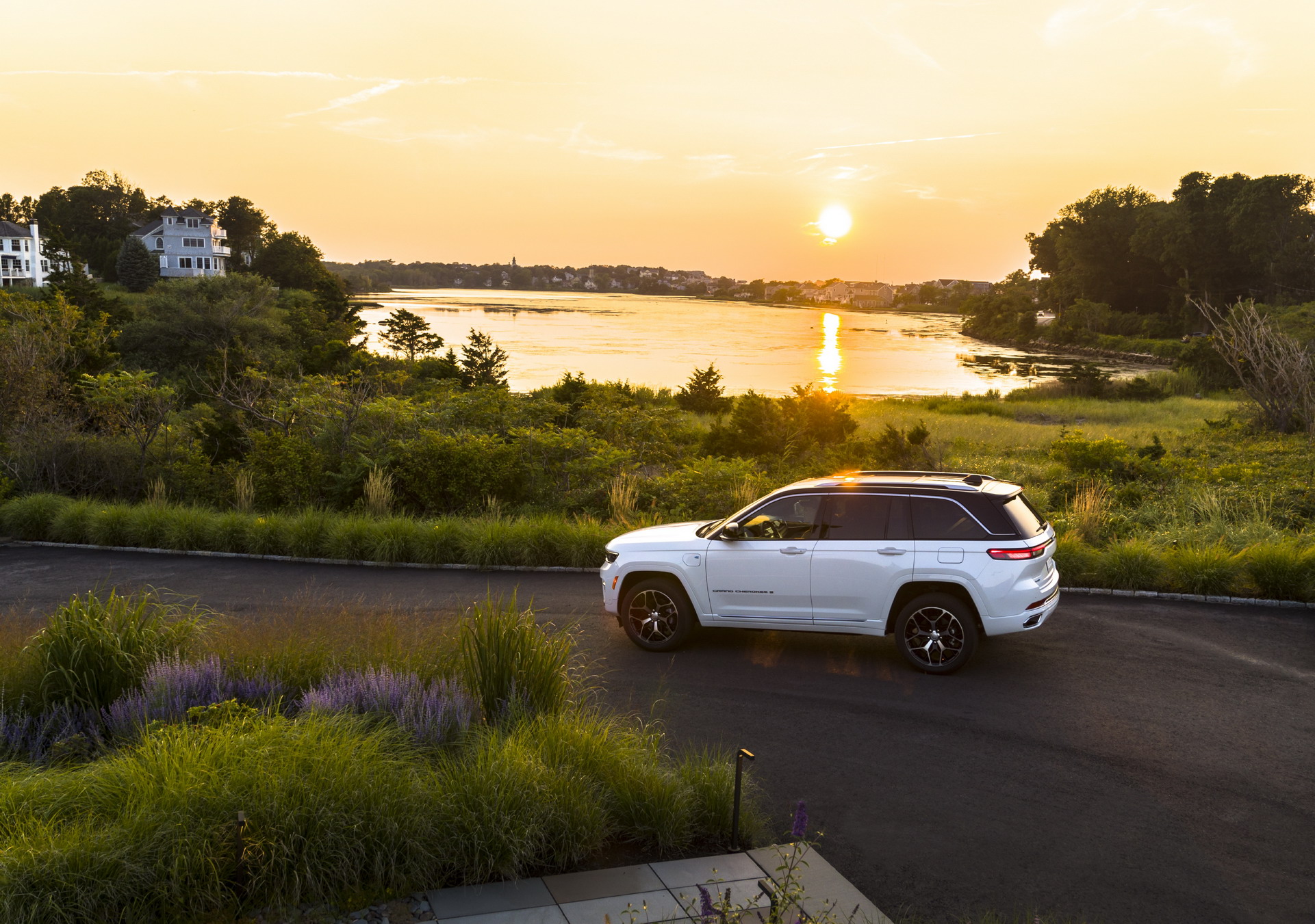 Download 2022 Jeep Grand Cherokee Summit Reserve - Side HD Wallpaper 1921x1351 #6