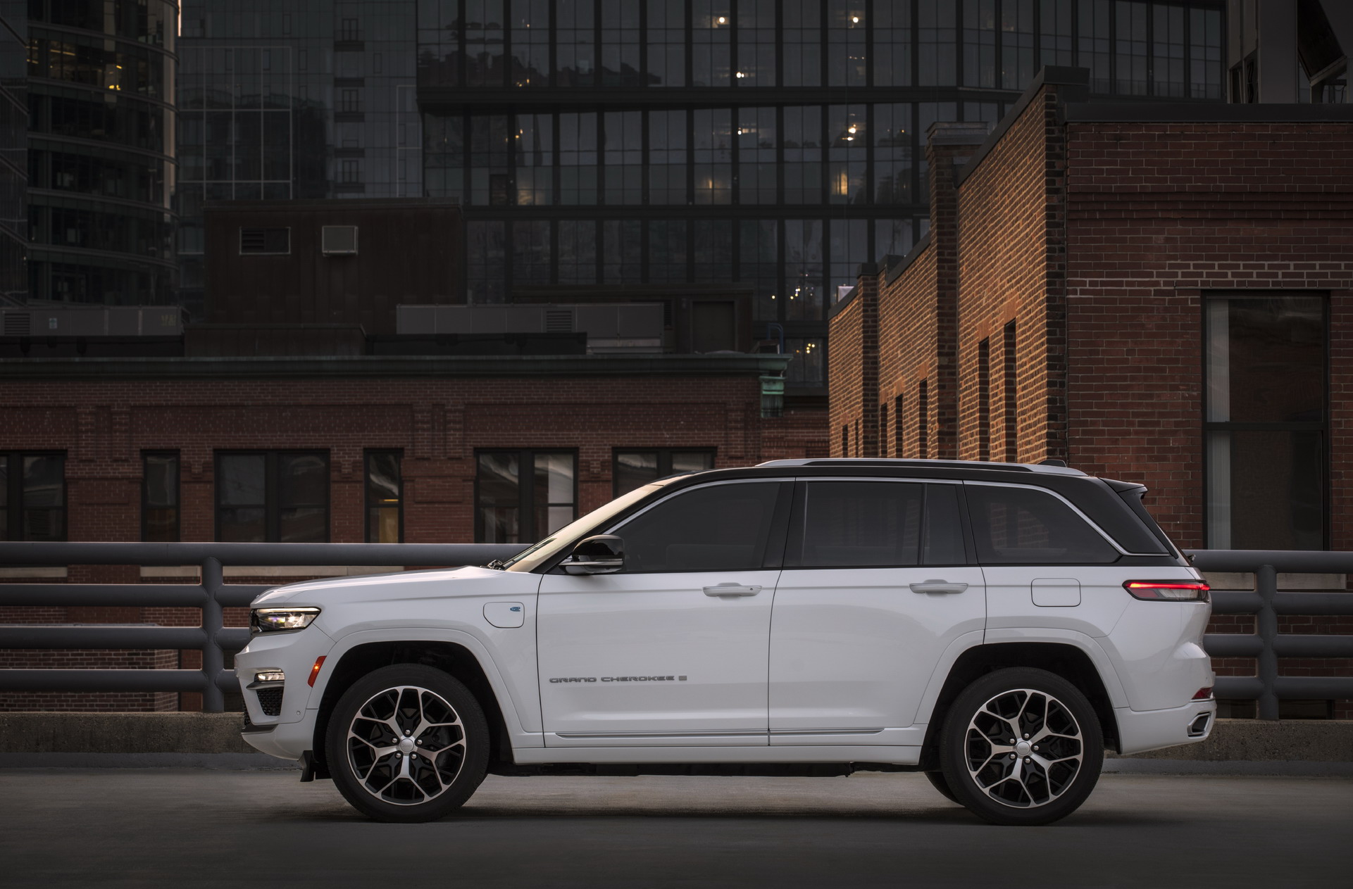 Download 2022 Jeep Grand Cherokee Summit Reserve - Side HD Wallpaper 1921x1263 #17