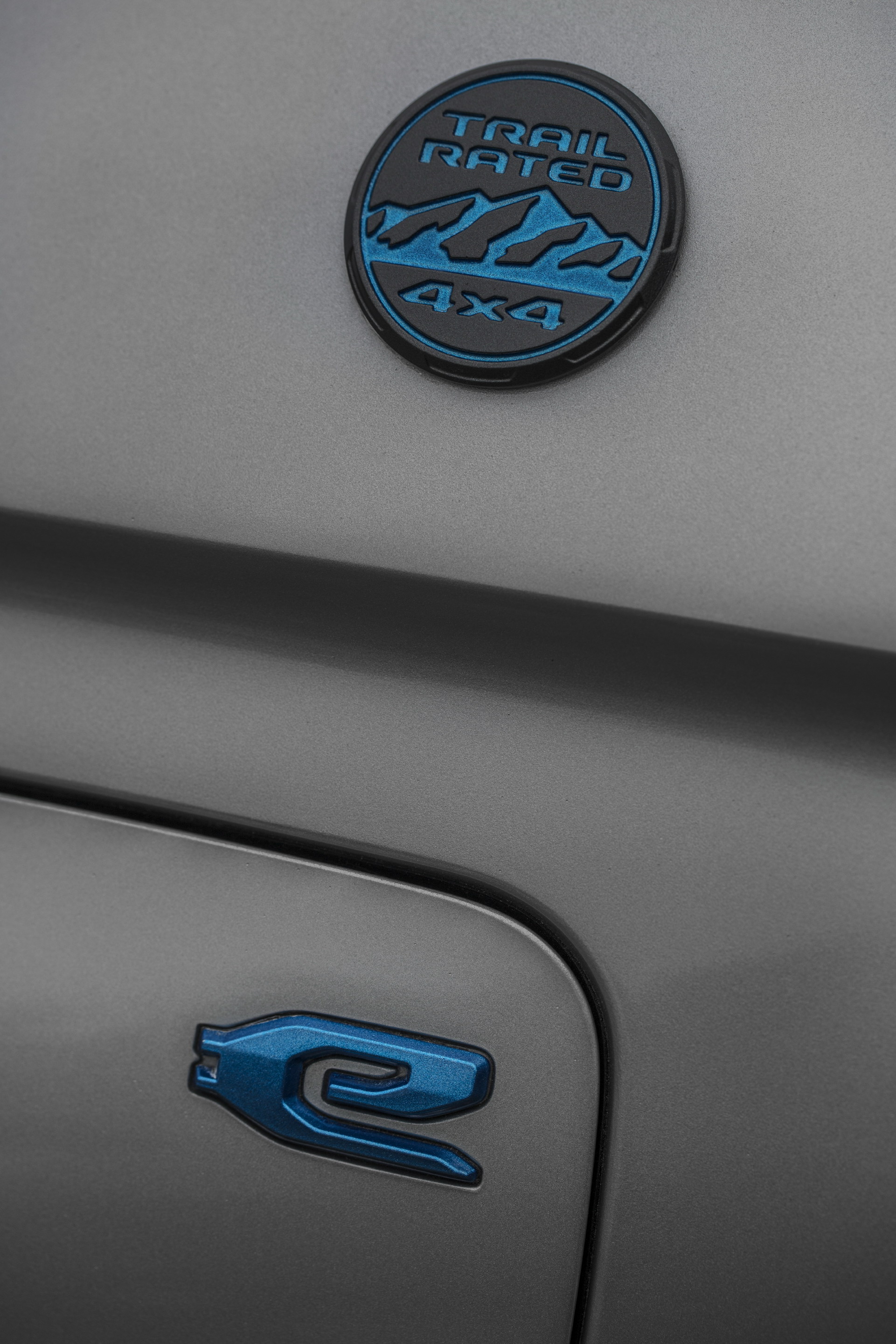 Download 2022 Jeep Grand Cherokee Trailhawk 4xe - Badge HD Phone Wallpaper 1921x2882 #46