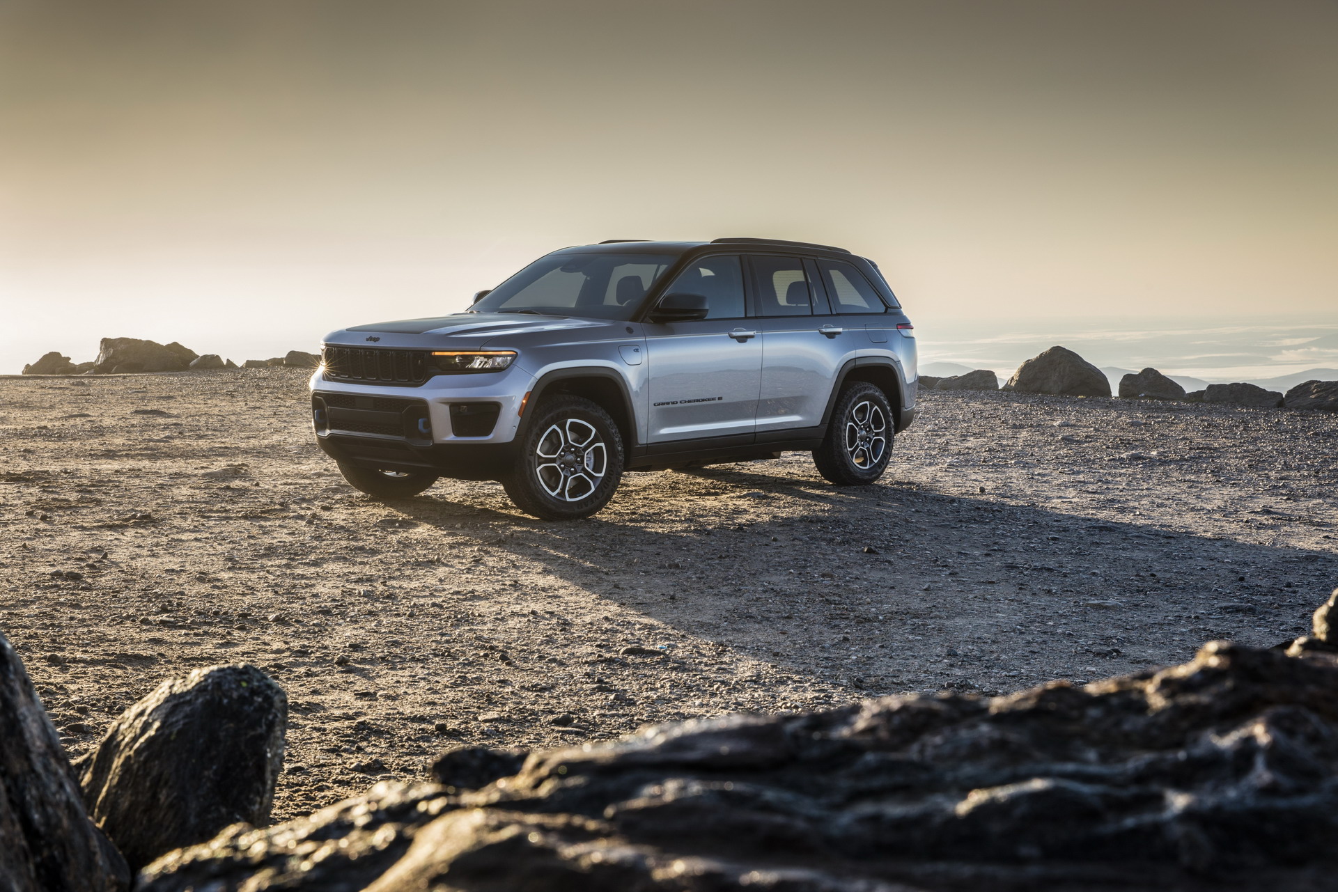 Download 2022 Jeep Grand Cherokee Trailhawk 4xe - Front Three-Quarter HD Wallpaper 1921x1281 #29