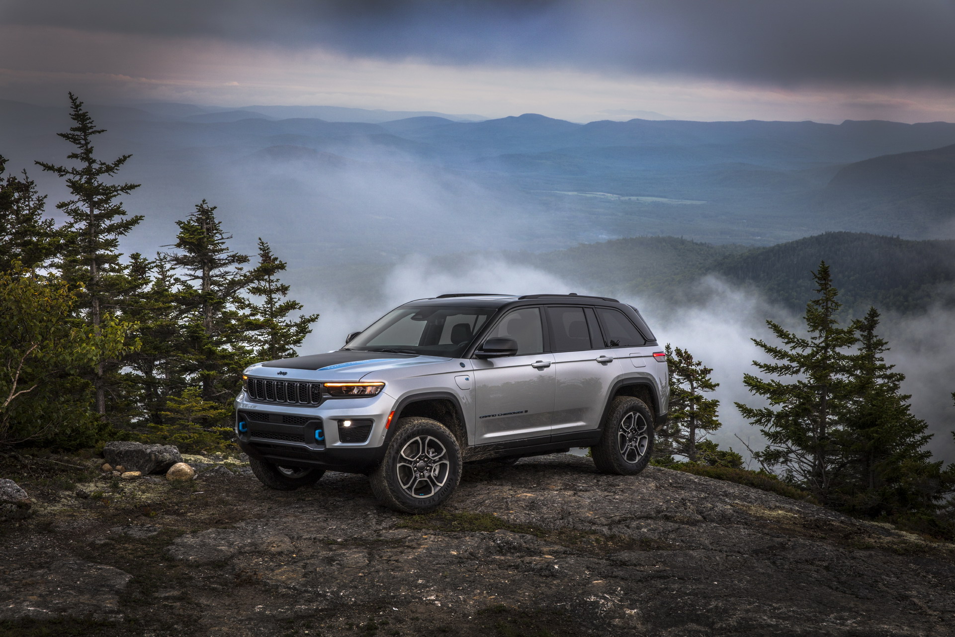 Download 2022 Jeep Grand Cherokee Trailhawk 4xe - Front Three-Quarter HD Wallpaper 1921x1281 #2