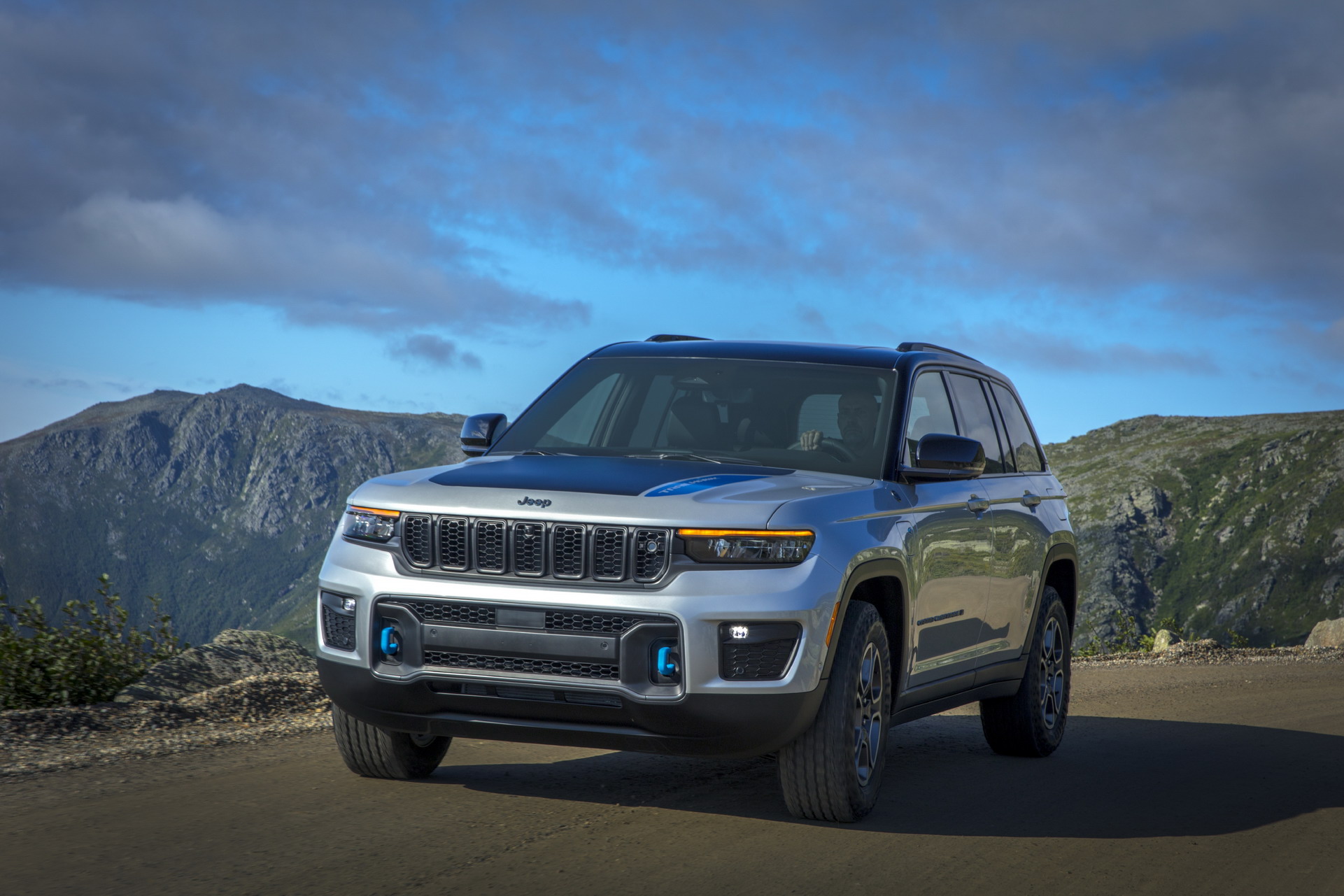 Download 2022 Jeep Grand Cherokee Trailhawk 4xe - Front Three-Quarter HD Wallpaper 1921x1281 #1