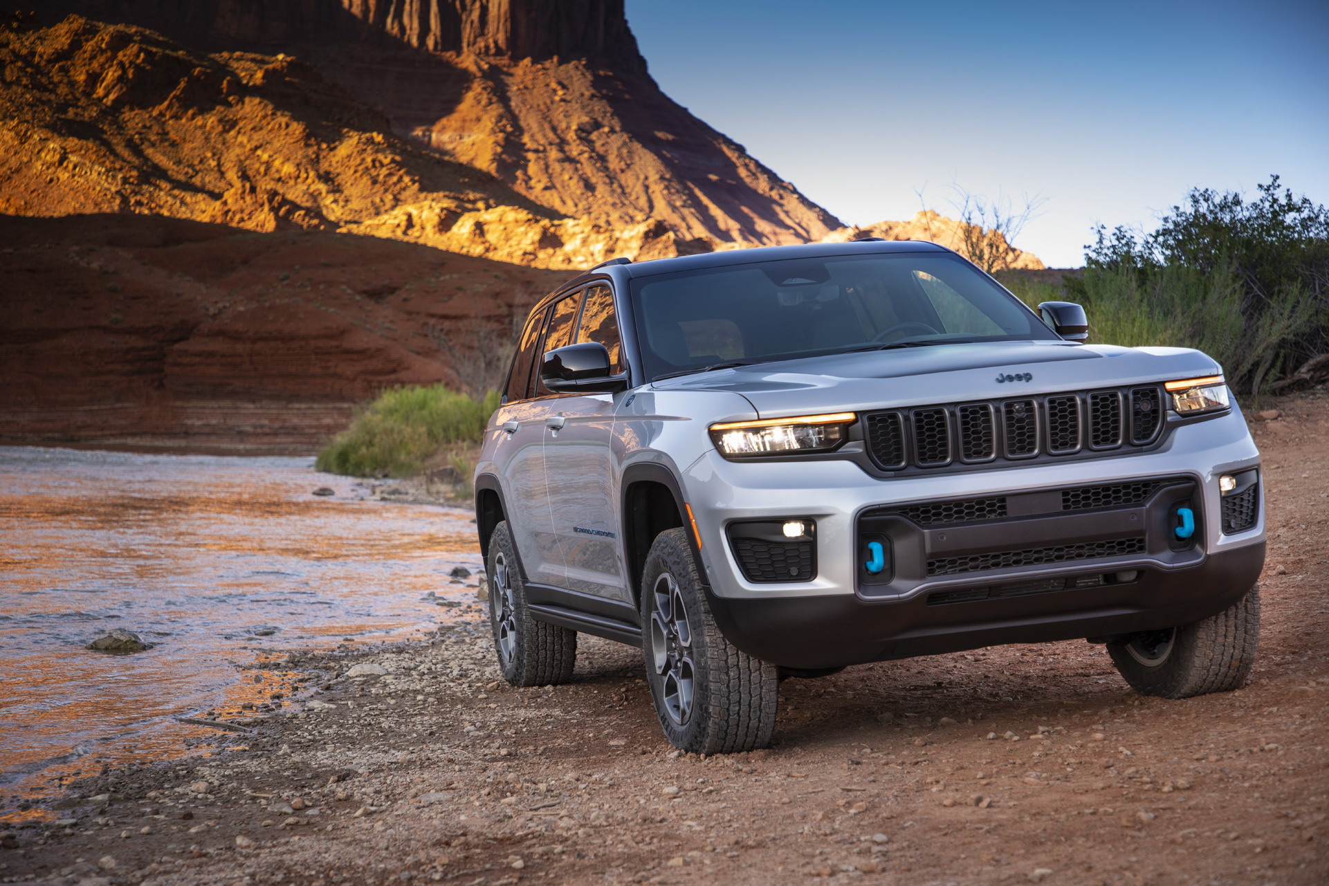 Download 2022 Jeep Grand Cherokee Trailhawk 4xe - Front HD Wallpaper 1921x1281 #10