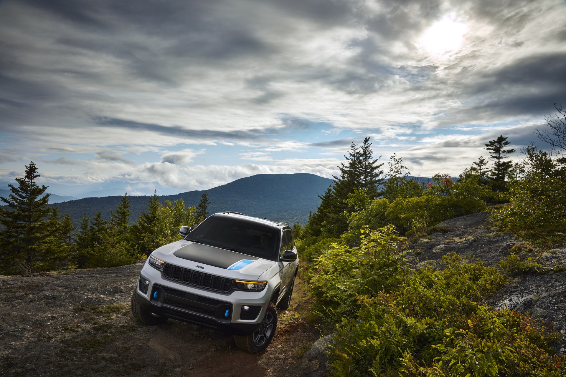 Download 2022 Jeep Grand Cherokee Trailhawk 4xe - Front HD Wallpaper 1921x1281 #4