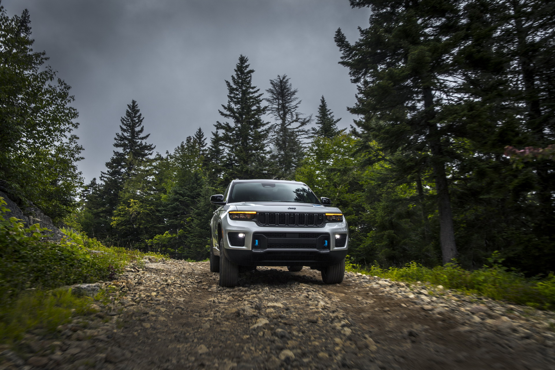 Download 2022 Jeep Grand Cherokee Trailhawk 4xe - Front HD Wallpaper 1921x1281 #22