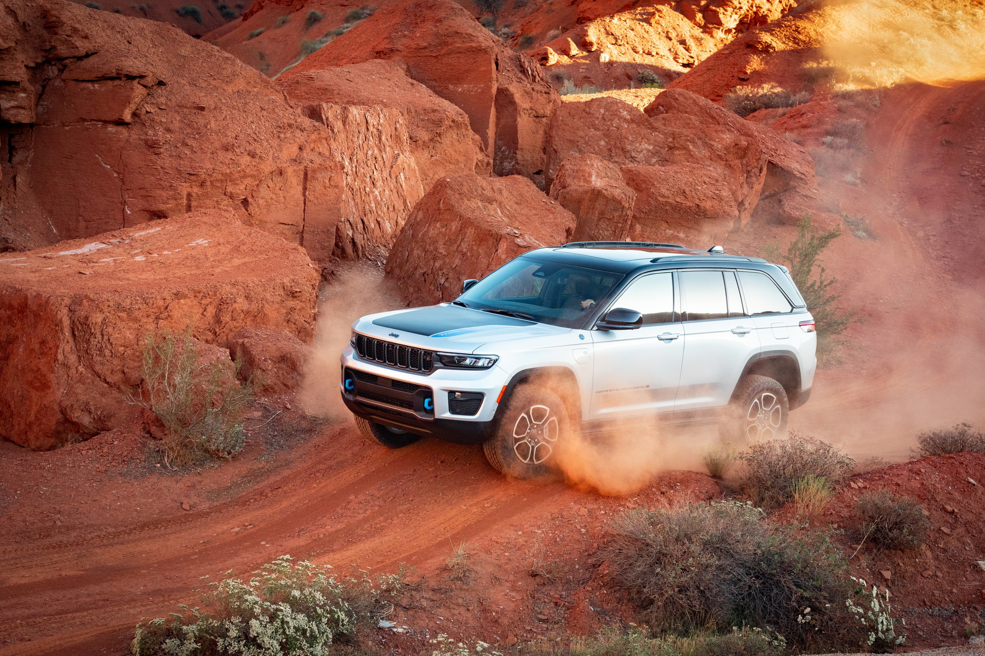 Download 2022 Jeep Grand Cherokee Trailhawk 4xe - Off-Road HD Wallpaper 1921x1281 #13
