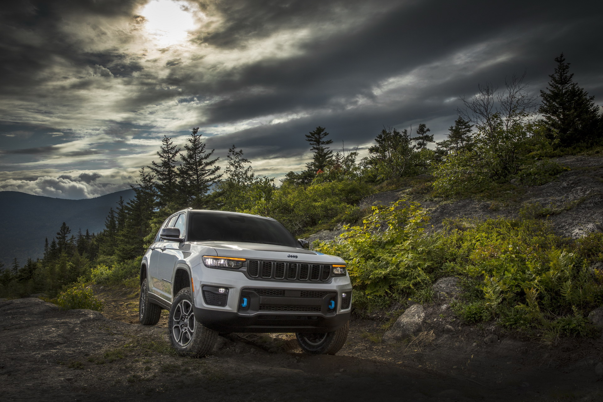 Download 2022 Jeep Grand Cherokee Trailhawk 4xe - Off-Road HD Wallpaper 1921x1281 #5