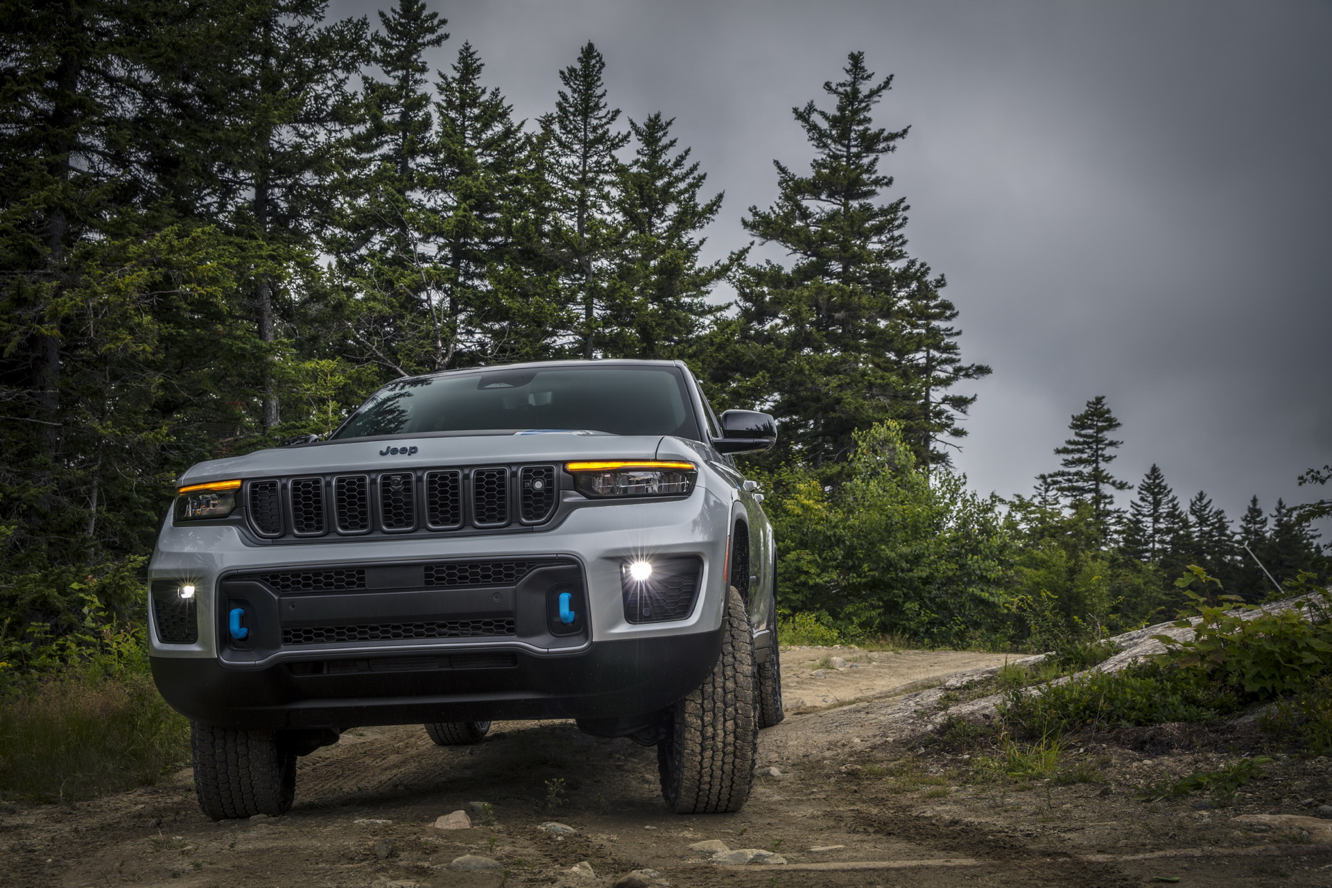 Download 2022 Jeep Grand Cherokee Trailhawk 4xe - Off-Road HD Wallpaper 1921x1281 #23