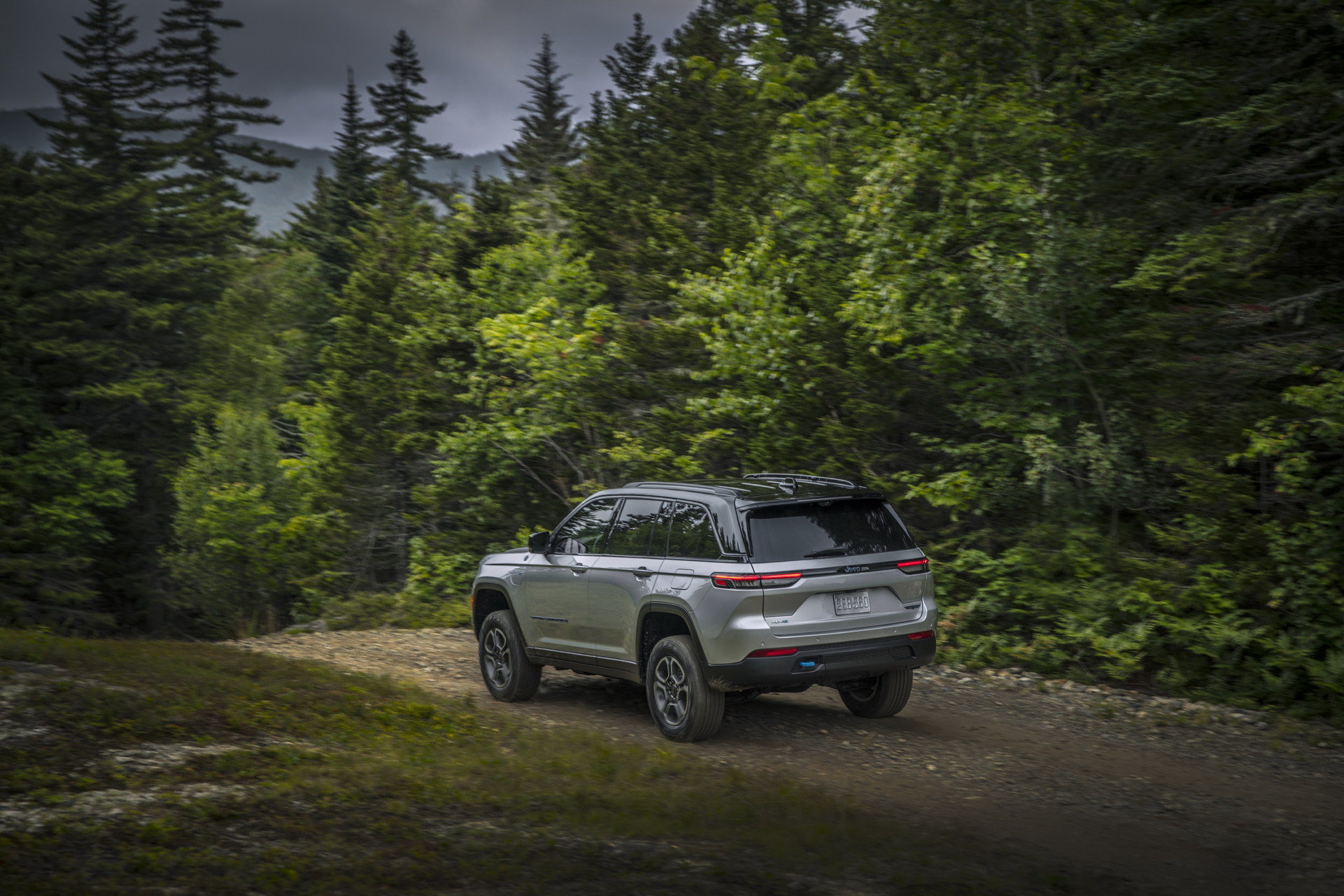 Download 2022 Jeep Grand Cherokee Trailhawk 4xe - Off-Road HD Wallpaper 1921x1281 #24
