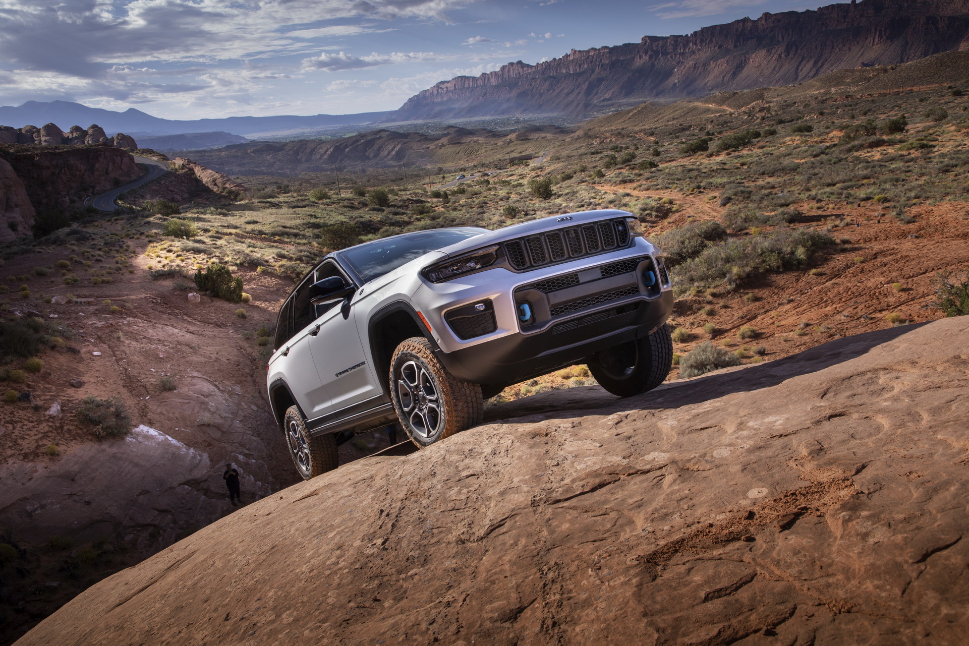 Download 2022 Jeep Grand Cherokee Trailhawk 4xe - Off-Road HD Wallpaper 1921x1281 #16