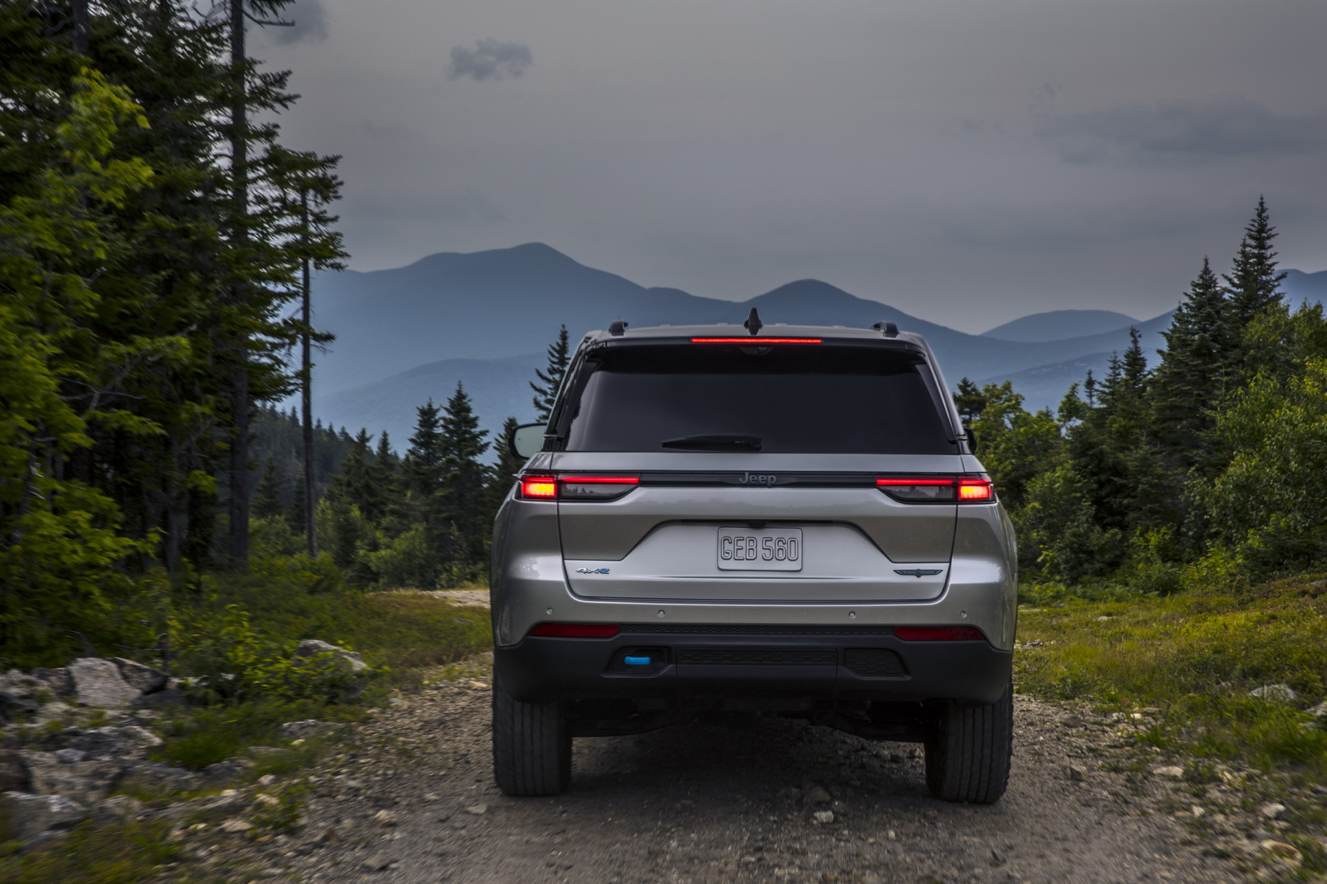 Download 2022 Jeep Grand Cherokee Trailhawk 4xe - Off-Road HD Wallpaper 1921x1281 #26