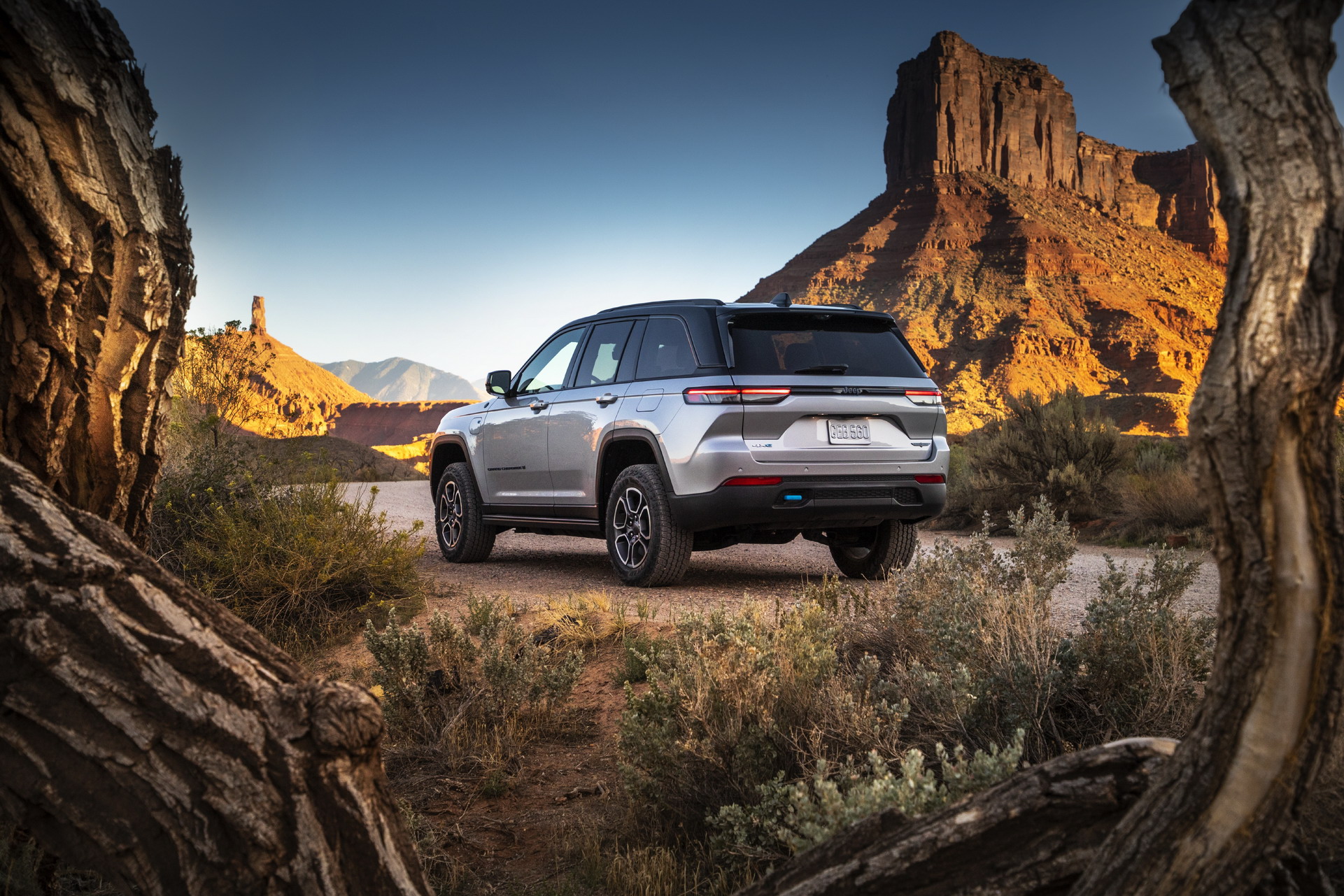 Download 2022 Jeep Grand Cherokee Trailhawk 4xe - Off-Road HD Wallpaper 1921x1281 #17